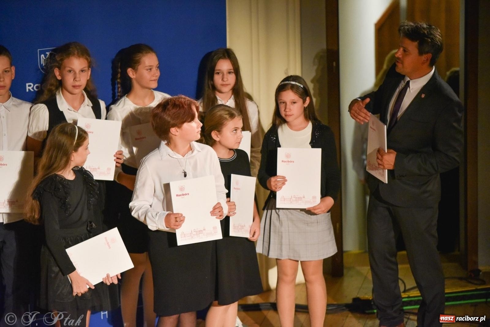 Zdjęcie w galerii na portalu naszraciborz.pl: Ponad dwustu uhonorowanych. Wręczono raciborskie stypendia za wyniki w nauce [FOTO] wiadomości z regionu