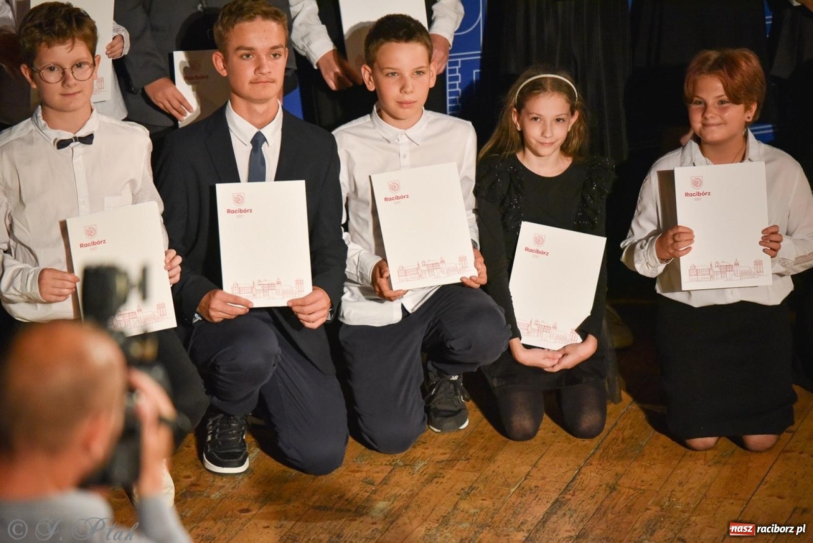 Zdjęcie w galerii na portalu naszraciborz.pl: Ponad dwustu uhonorowanych. Wręczono raciborskie stypendia za wyniki w nauce [FOTO] wiadomości z regionu