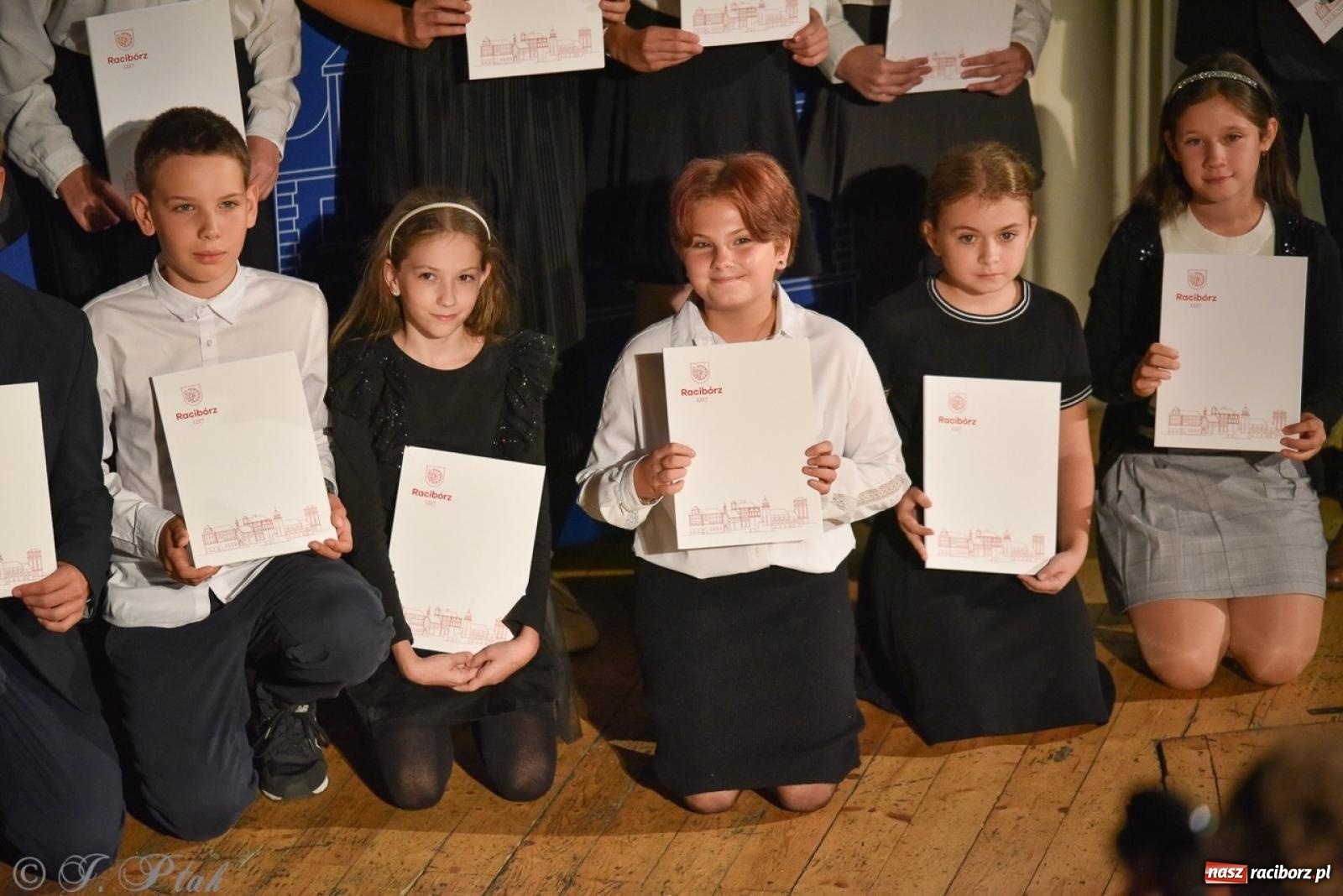Zdjęcie w galerii na portalu naszraciborz.pl: Ponad dwustu uhonorowanych. Wręczono raciborskie stypendia za wyniki w nauce [FOTO] wiadomości z regionu