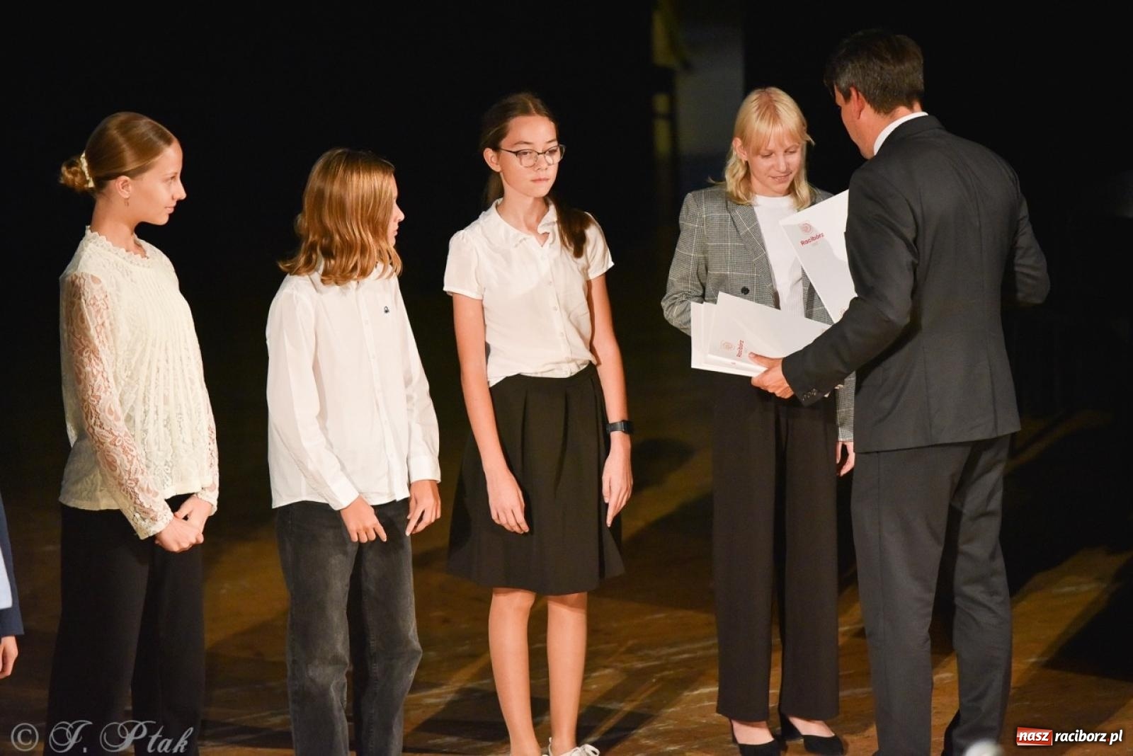 Zdjęcie w galerii na portalu naszraciborz.pl: Ponad dwustu uhonorowanych. Wręczono raciborskie stypendia za wyniki w nauce [FOTO] wiadomości z regionu