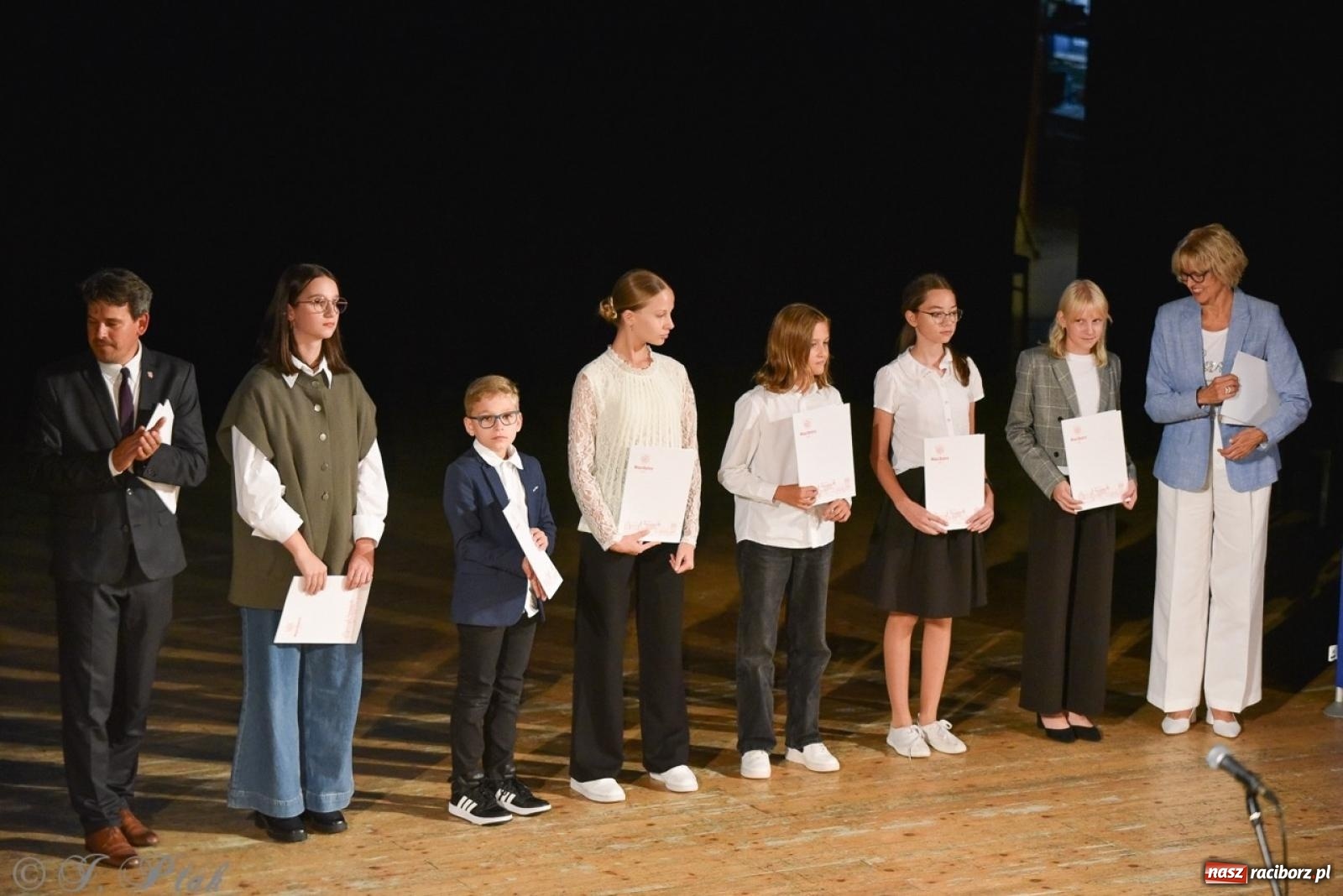 Zdjęcie w galerii na portalu naszraciborz.pl: Ponad dwustu uhonorowanych. Wręczono raciborskie stypendia za wyniki w nauce [FOTO] wiadomości z regionu