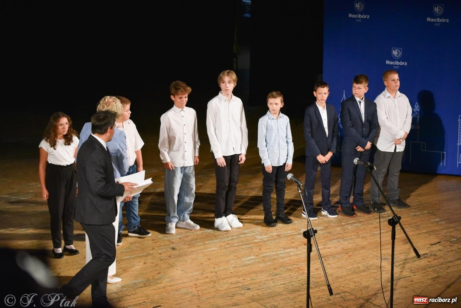 Zdjęcie w galerii na portalu naszraciborz.pl: Ponad dwustu uhonorowanych. Wręczono raciborskie stypendia za wyniki w nauce [FOTO] wiadomości z regionu