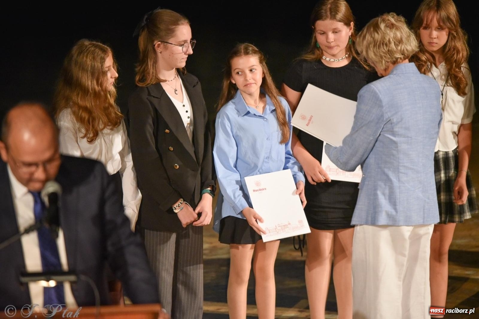 Zdjęcie w galerii na portalu naszraciborz.pl: Ponad dwustu uhonorowanych. Wręczono raciborskie stypendia za wyniki w nauce [FOTO] wiadomości z regionu