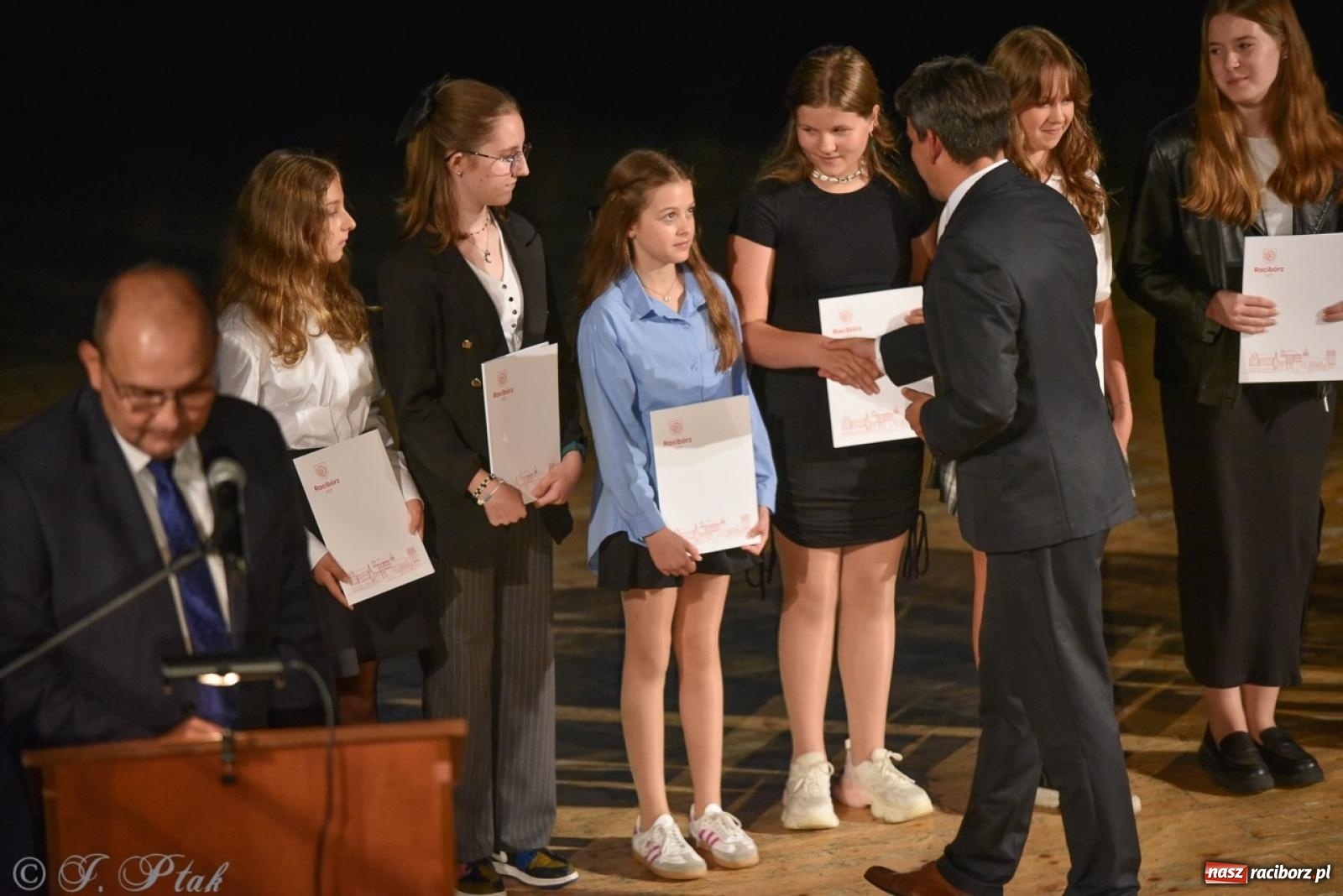 Zdjęcie w galerii na portalu naszraciborz.pl: Ponad dwustu uhonorowanych. Wręczono raciborskie stypendia za wyniki w nauce [FOTO] wiadomości z regionu