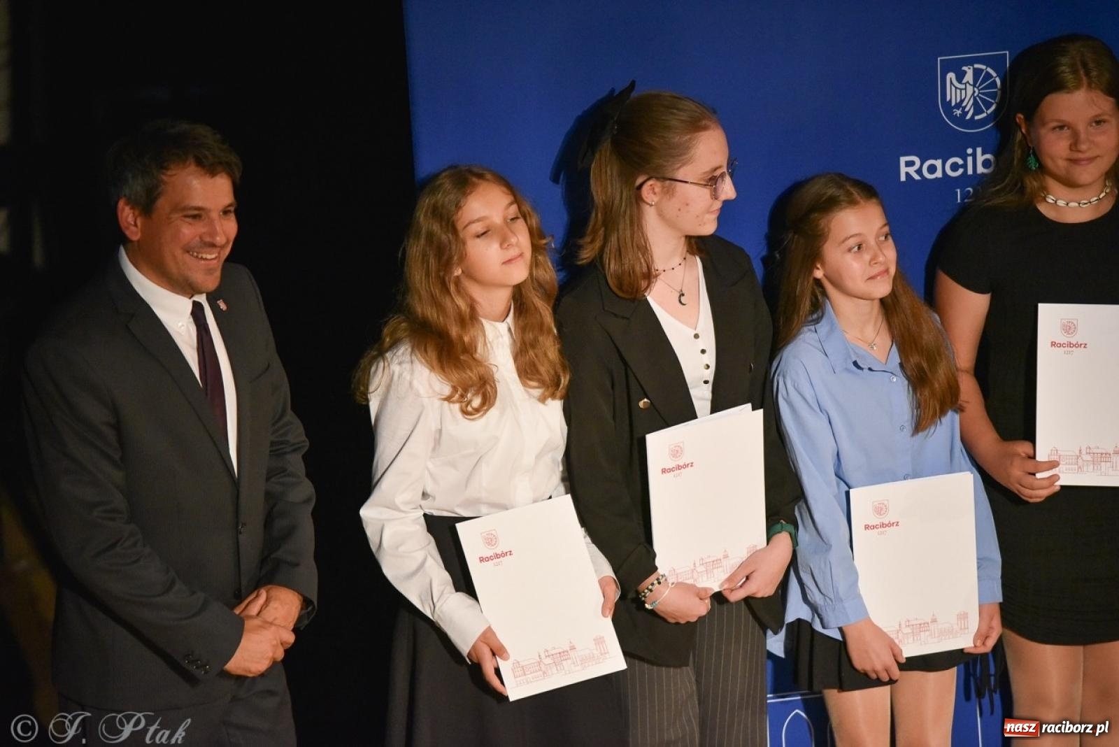 Zdjęcie w galerii na portalu naszraciborz.pl: Ponad dwustu uhonorowanych. Wręczono raciborskie stypendia za wyniki w nauce [FOTO] wiadomości z regionu