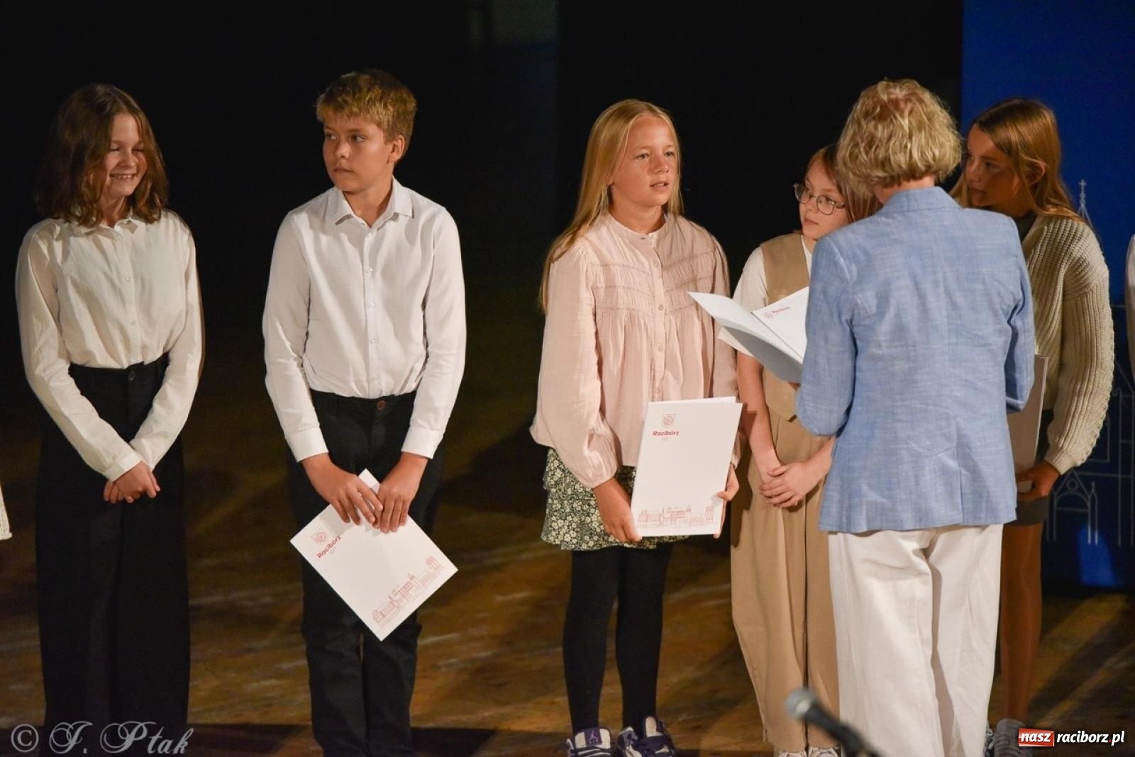 Zdjęcie w galerii na portalu naszraciborz.pl: Ponad dwustu uhonorowanych. Wręczono raciborskie stypendia za wyniki w nauce [FOTO] wiadomości z regionu