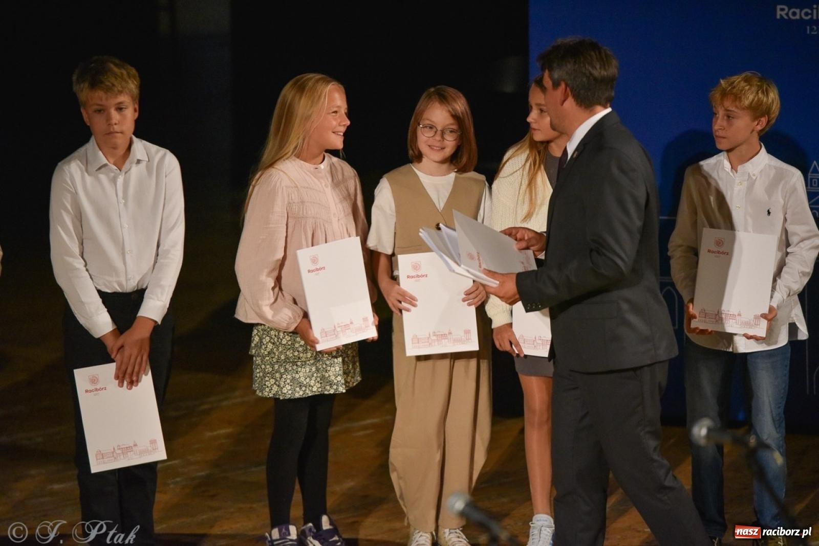 Zdjęcie w galerii na portalu naszraciborz.pl: Ponad dwustu uhonorowanych. Wręczono raciborskie stypendia za wyniki w nauce [FOTO] wiadomości z regionu