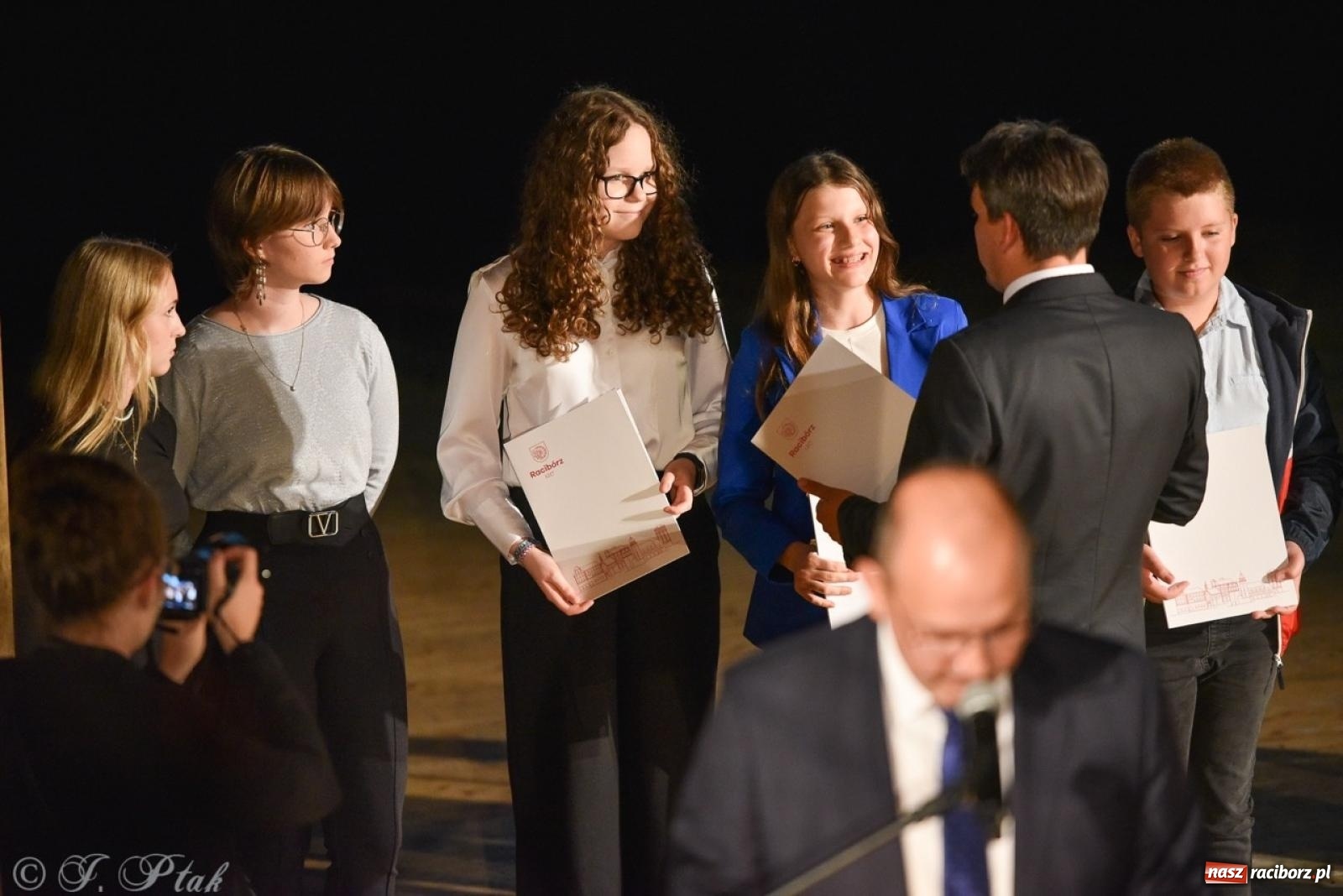 Zdjęcie w galerii na portalu naszraciborz.pl: Ponad dwustu uhonorowanych. Wręczono raciborskie stypendia za wyniki w nauce [FOTO] wiadomości z regionu