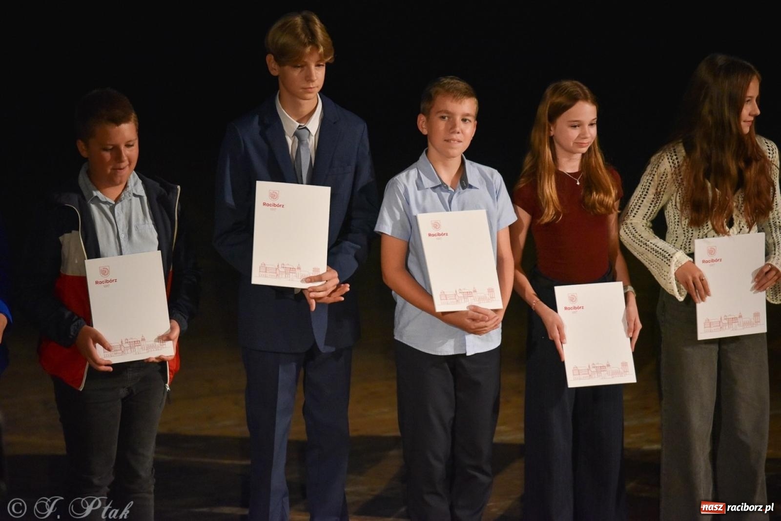Zdjęcie w galerii na portalu naszraciborz.pl: Ponad dwustu uhonorowanych. Wręczono raciborskie stypendia za wyniki w nauce [FOTO] wiadomości z regionu