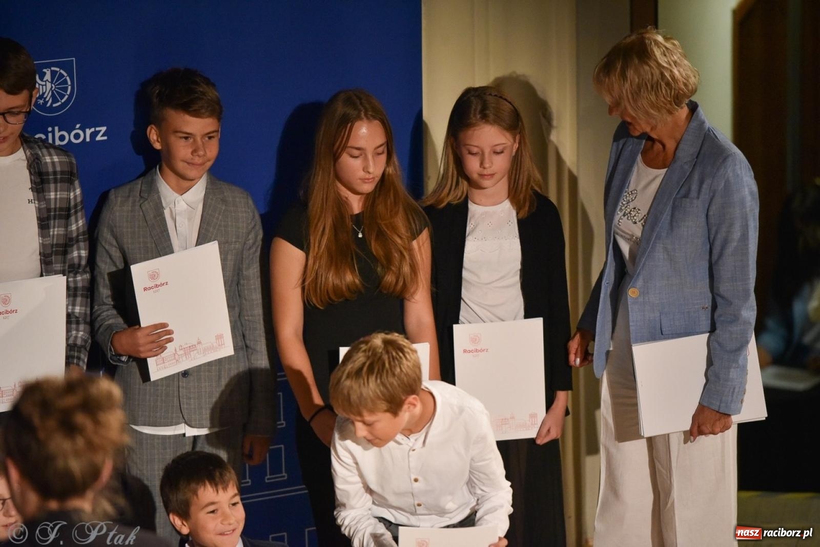 Zdjęcie w galerii na portalu naszraciborz.pl: Ponad dwustu uhonorowanych. Wręczono raciborskie stypendia za wyniki w nauce [FOTO] wiadomości z regionu