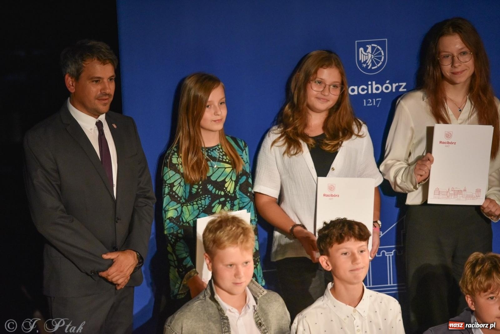 Zdjęcie w galerii na portalu naszraciborz.pl: Ponad dwustu uhonorowanych. Wręczono raciborskie stypendia za wyniki w nauce [FOTO] wiadomości z regionu