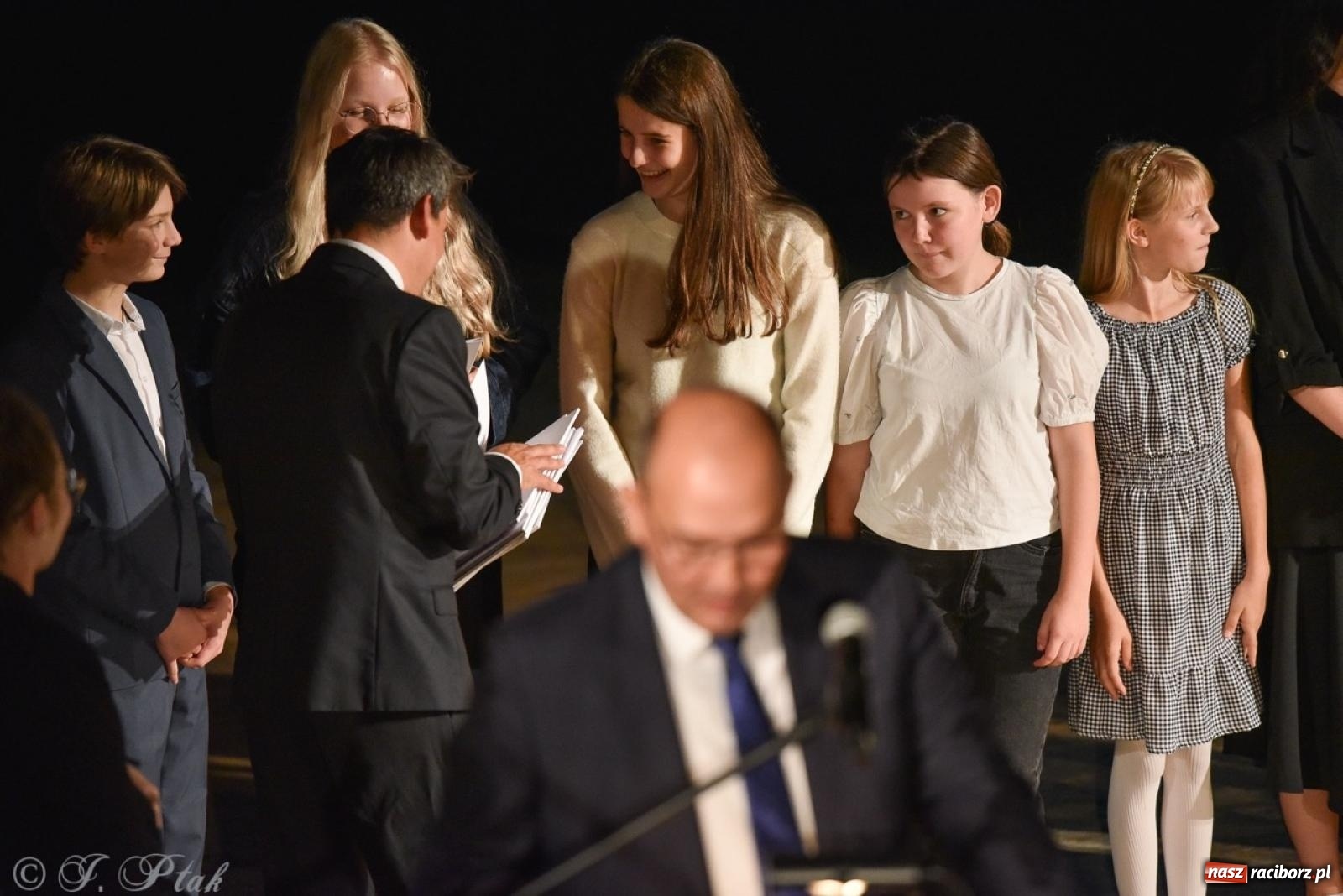 Zdjęcie w galerii na portalu naszraciborz.pl: Ponad dwustu uhonorowanych. Wręczono raciborskie stypendia za wyniki w nauce [FOTO] wiadomości z regionu