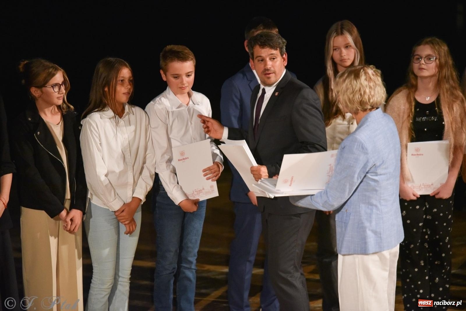 Zdjęcie w galerii na portalu naszraciborz.pl: Ponad dwustu uhonorowanych. Wręczono raciborskie stypendia za wyniki w nauce [FOTO] wiadomości z regionu