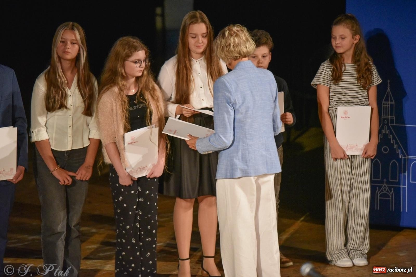 Zdjęcie w galerii na portalu naszraciborz.pl: Ponad dwustu uhonorowanych. Wręczono raciborskie stypendia za wyniki w nauce [FOTO] wiadomości z regionu