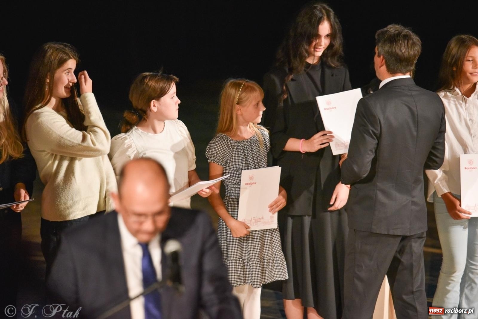 Zdjęcie w galerii na portalu naszraciborz.pl: Ponad dwustu uhonorowanych. Wręczono raciborskie stypendia za wyniki w nauce [FOTO] wiadomości z regionu