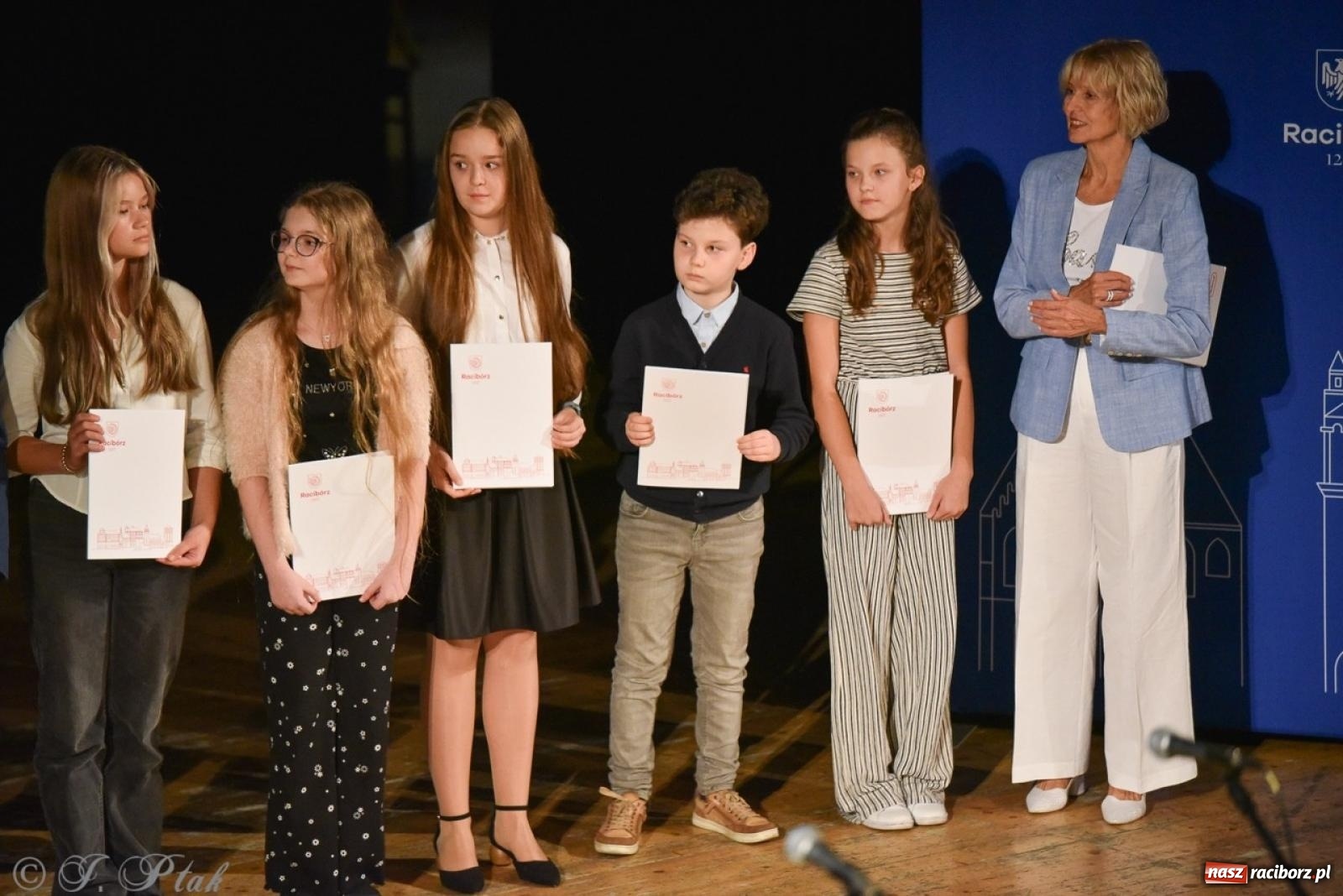 Zdjęcie w galerii na portalu naszraciborz.pl: Ponad dwustu uhonorowanych. Wręczono raciborskie stypendia za wyniki w nauce [FOTO] wiadomości z regionu