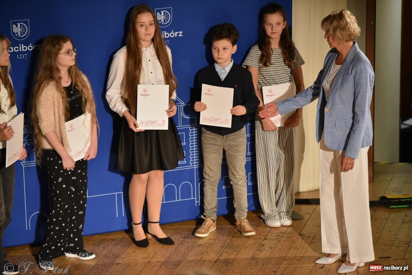 Zdjęcie w galerii na portalu naszraciborz.pl: Ponad dwustu uhonorowanych. Wręczono raciborskie stypendia za wyniki w nauce [FOTO] wiadomości z regionu