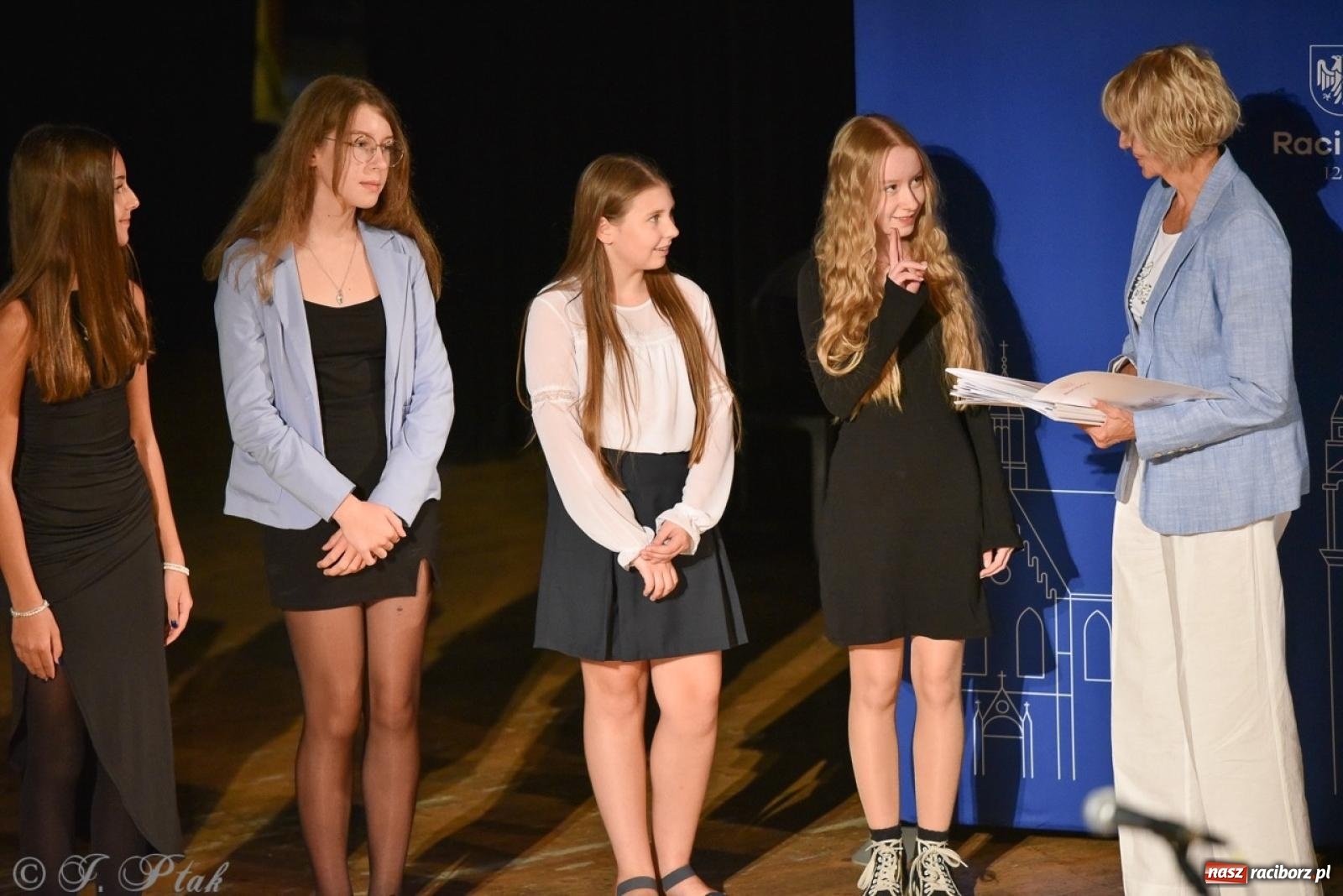 Zdjęcie w galerii na portalu naszraciborz.pl: Ponad dwustu uhonorowanych. Wręczono raciborskie stypendia za wyniki w nauce [FOTO] wiadomości z regionu