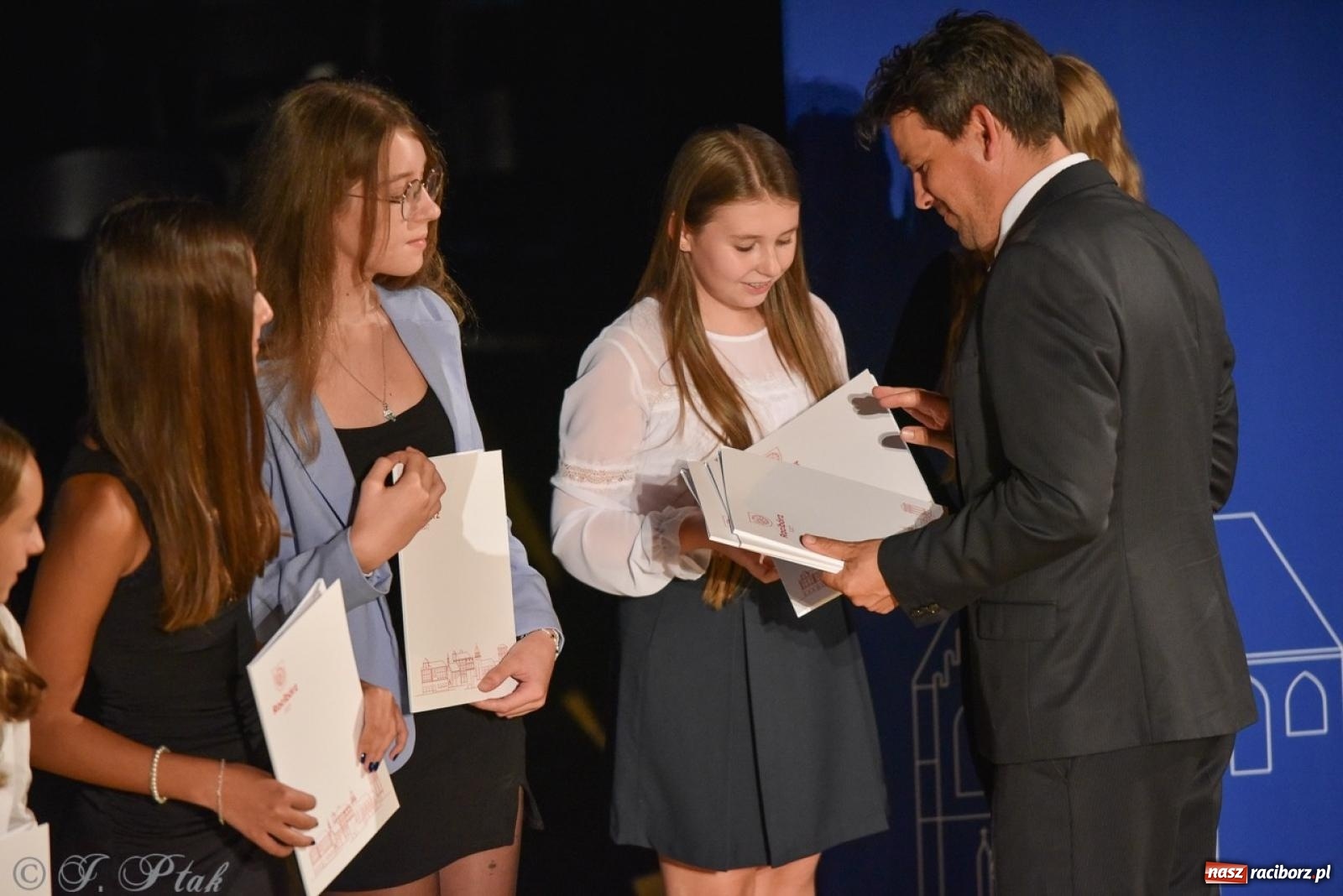 Zdjęcie w galerii na portalu naszraciborz.pl: Ponad dwustu uhonorowanych. Wręczono raciborskie stypendia za wyniki w nauce [FOTO] wiadomości z regionu