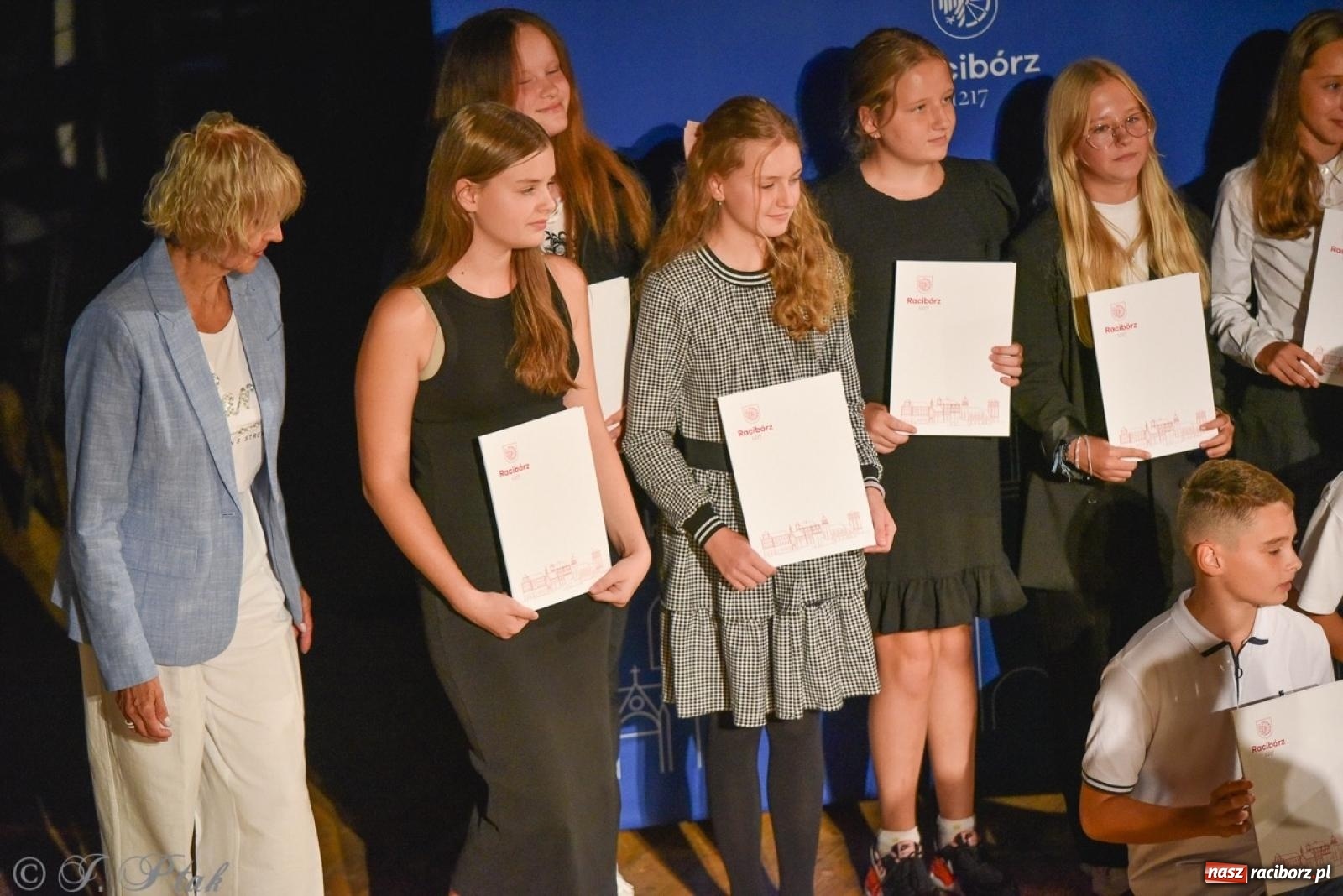 Zdjęcie w galerii na portalu naszraciborz.pl: Ponad dwustu uhonorowanych. Wręczono raciborskie stypendia za wyniki w nauce [FOTO] wiadomości z regionu