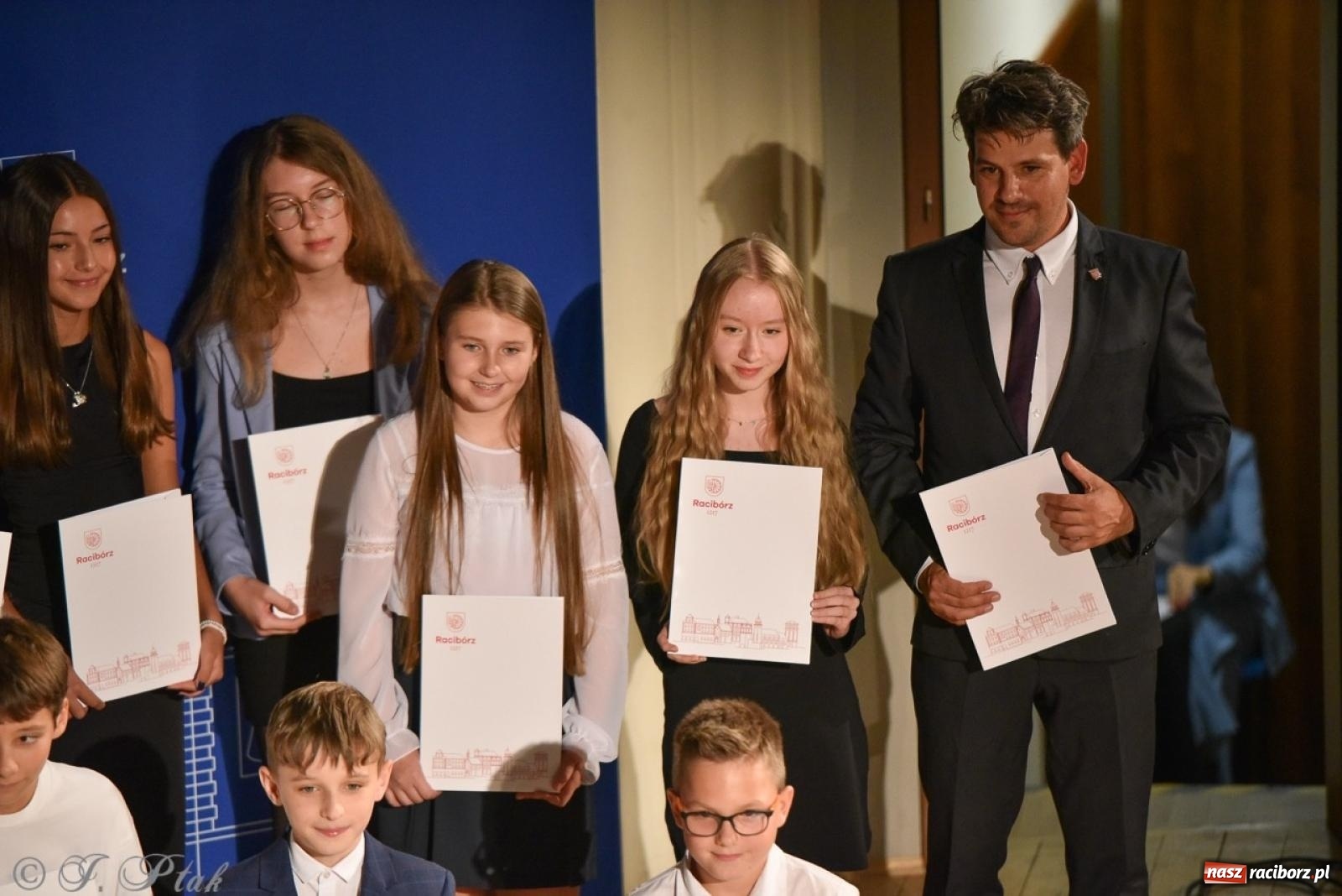 Zdjęcie w galerii na portalu naszraciborz.pl: Ponad dwustu uhonorowanych. Wręczono raciborskie stypendia za wyniki w nauce [FOTO] wiadomości z regionu