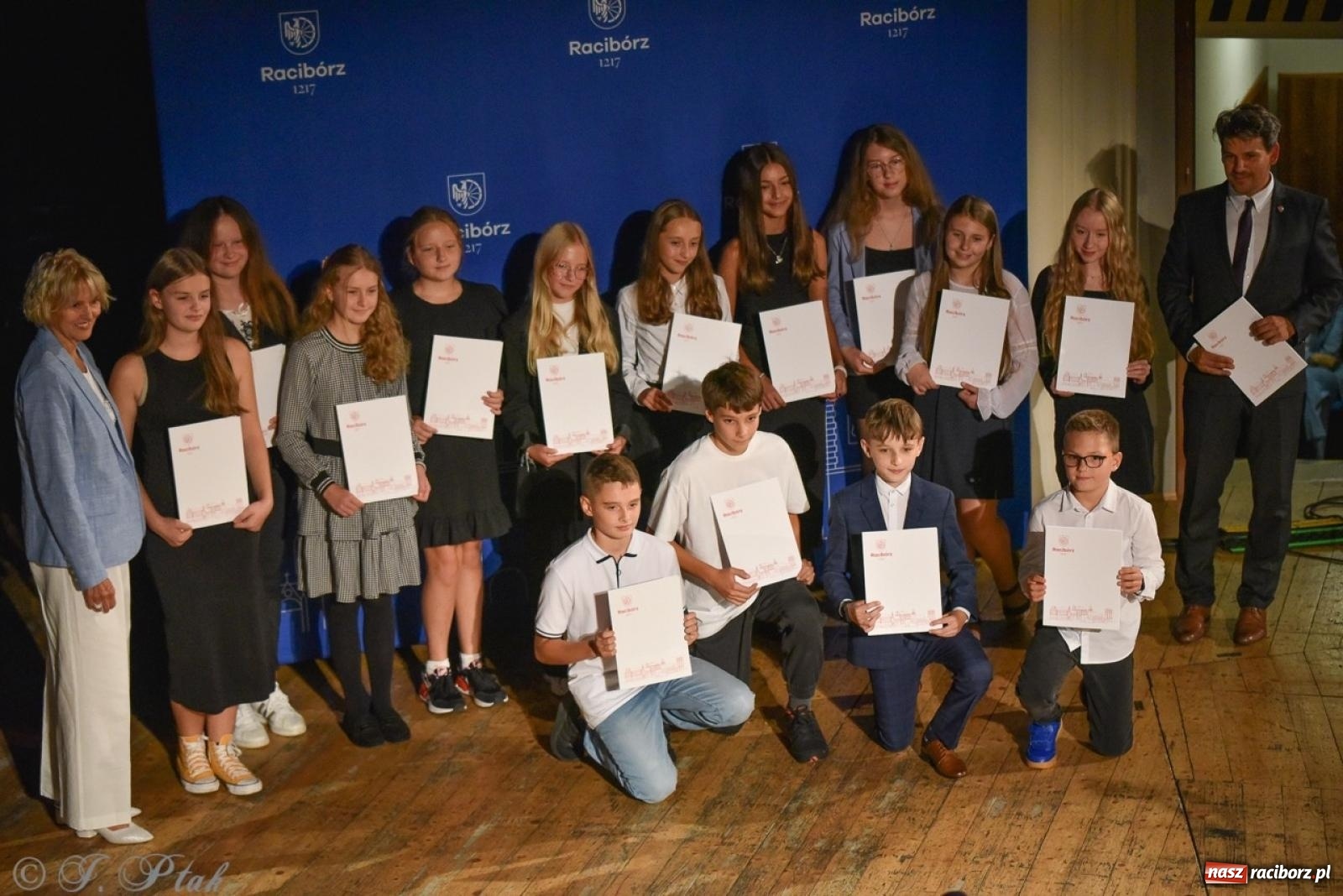Zdjęcie w galerii na portalu naszraciborz.pl: Ponad dwustu uhonorowanych. Wręczono raciborskie stypendia za wyniki w nauce [FOTO] wiadomości z regionu