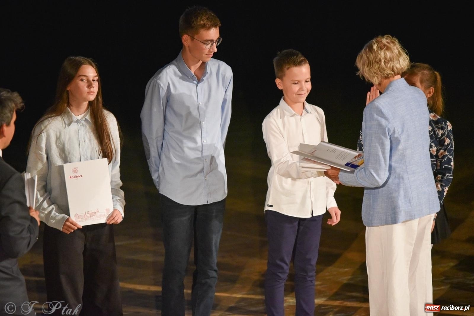 Zdjęcie w galerii na portalu naszraciborz.pl: Ponad dwustu uhonorowanych. Wręczono raciborskie stypendia za wyniki w nauce [FOTO] wiadomości z regionu