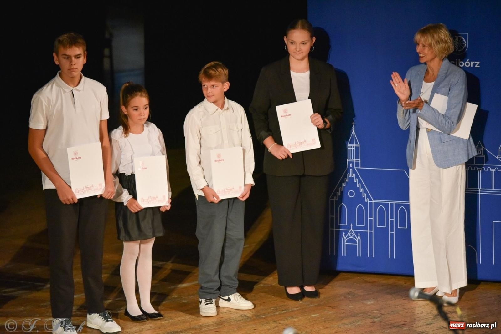 Zdjęcie w galerii na portalu naszraciborz.pl: Ponad dwustu uhonorowanych. Wręczono raciborskie stypendia za wyniki w nauce [FOTO] wiadomości z regionu