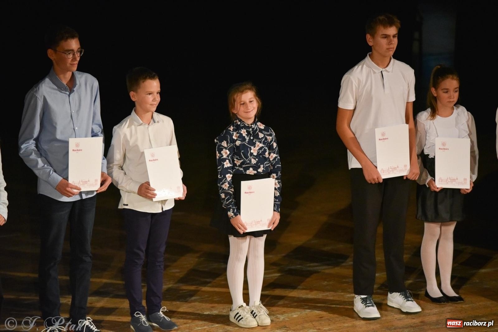 Zdjęcie w galerii na portalu naszraciborz.pl: Ponad dwustu uhonorowanych. Wręczono raciborskie stypendia za wyniki w nauce [FOTO] wiadomości z regionu