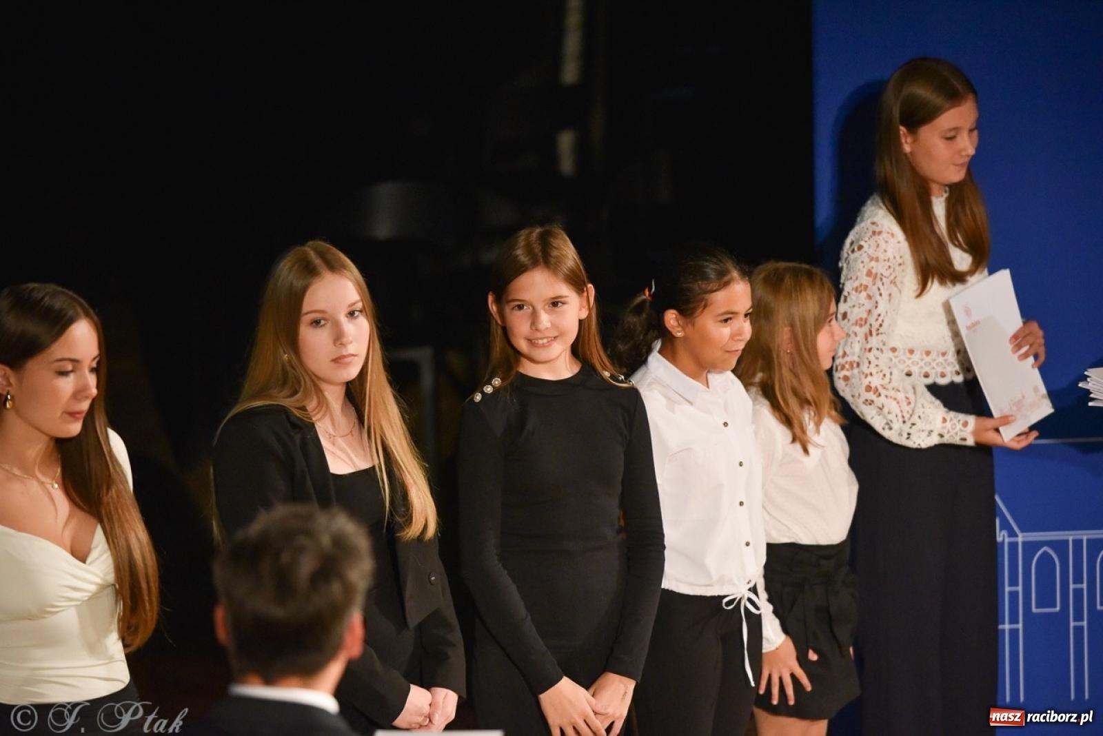 Zdjęcie w galerii na portalu naszraciborz.pl: Ponad dwustu uhonorowanych. Wręczono raciborskie stypendia za wyniki w nauce [FOTO] wiadomości z regionu