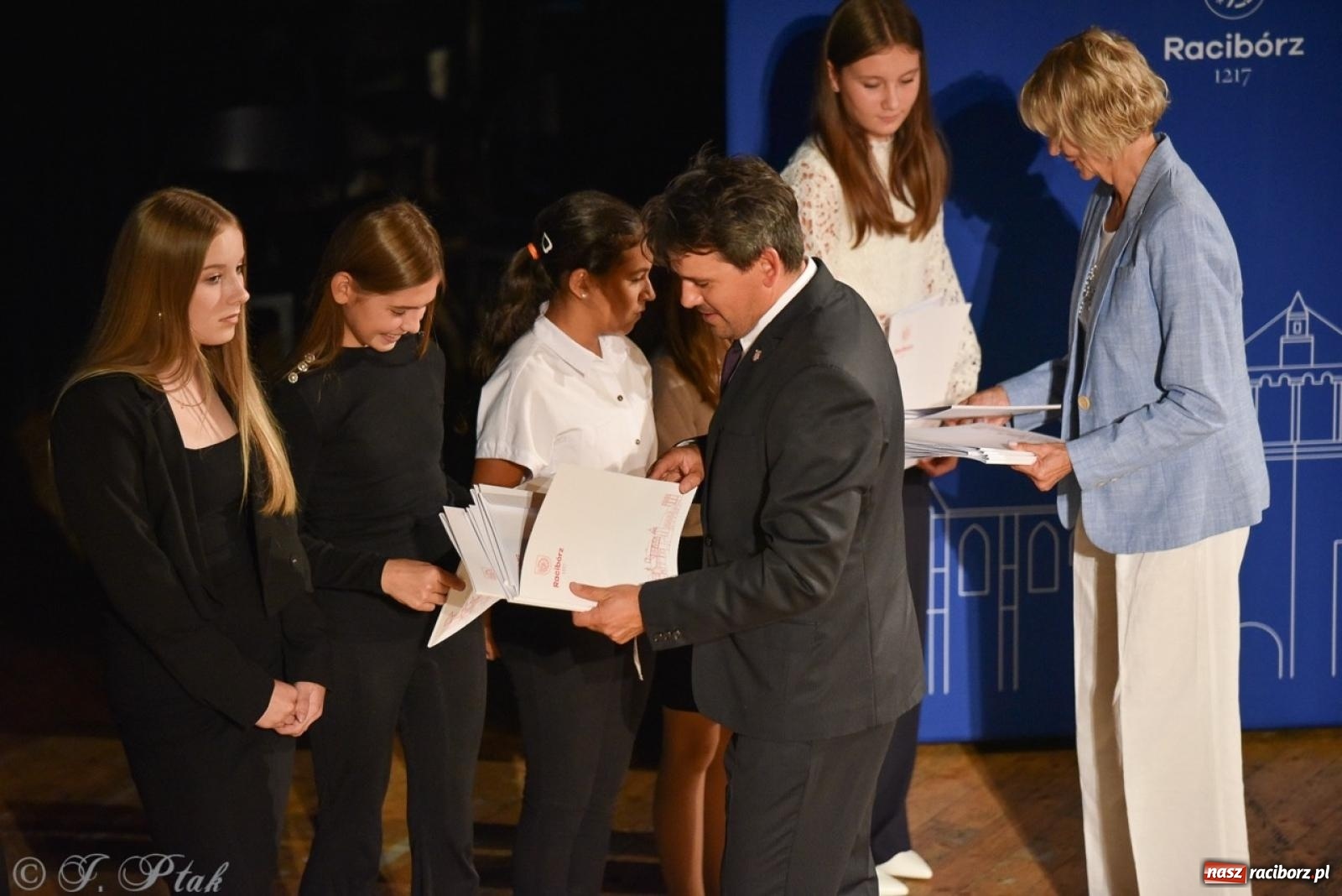 Zdjęcie w galerii na portalu naszraciborz.pl: Ponad dwustu uhonorowanych. Wręczono raciborskie stypendia za wyniki w nauce [FOTO] wiadomości z regionu