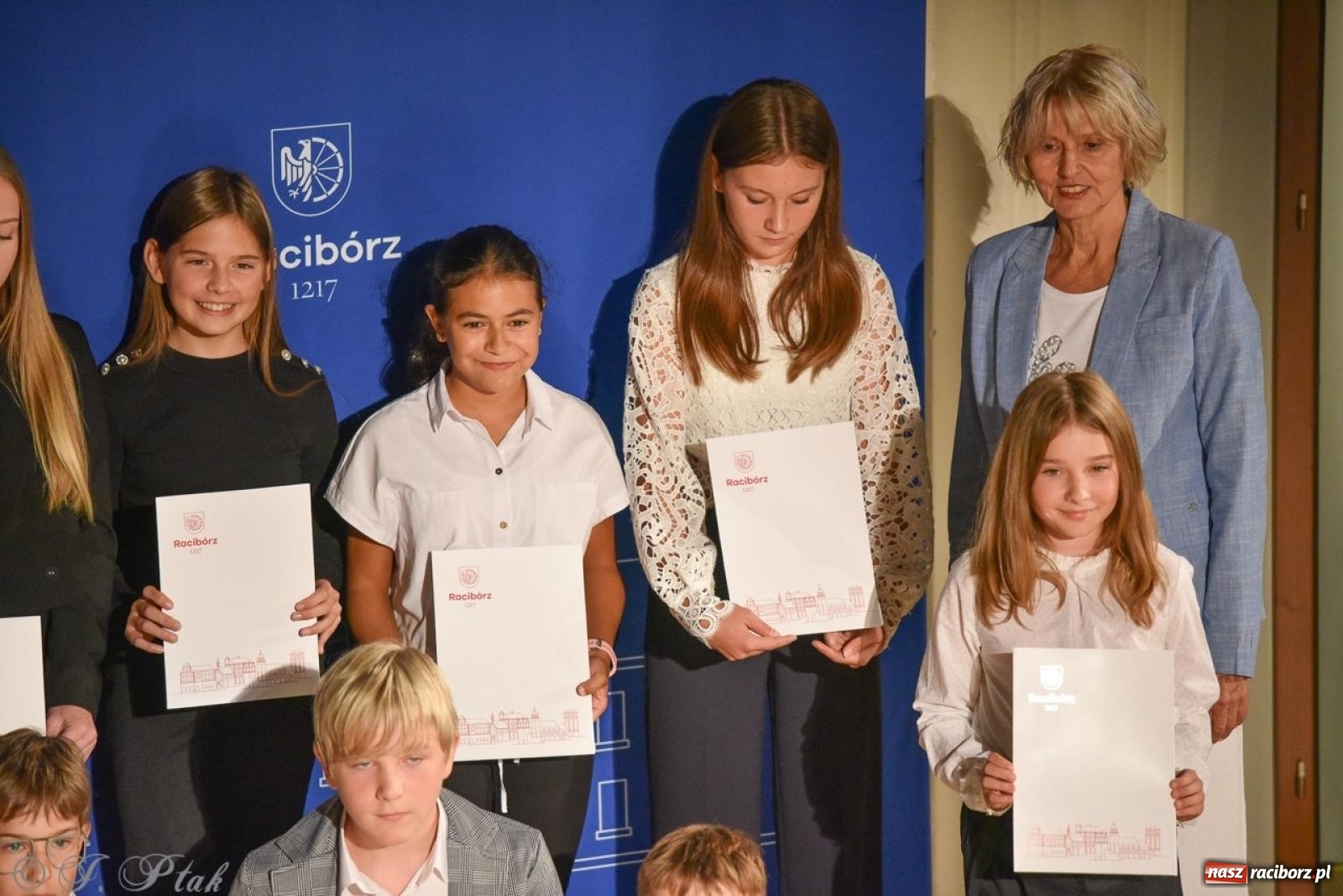 Zdjęcie w galerii na portalu naszraciborz.pl: Ponad dwustu uhonorowanych. Wręczono raciborskie stypendia za wyniki w nauce [FOTO] wiadomości z regionu