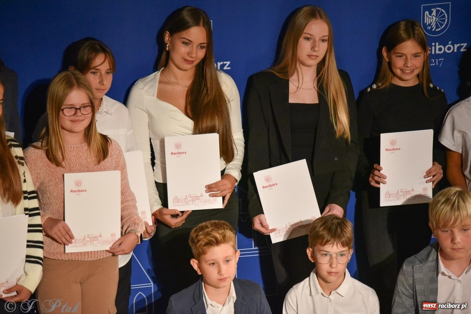 Zdjęcie w galerii na portalu naszraciborz.pl: Ponad dwustu uhonorowanych. Wręczono raciborskie stypendia za wyniki w nauce [FOTO] wiadomości z regionu