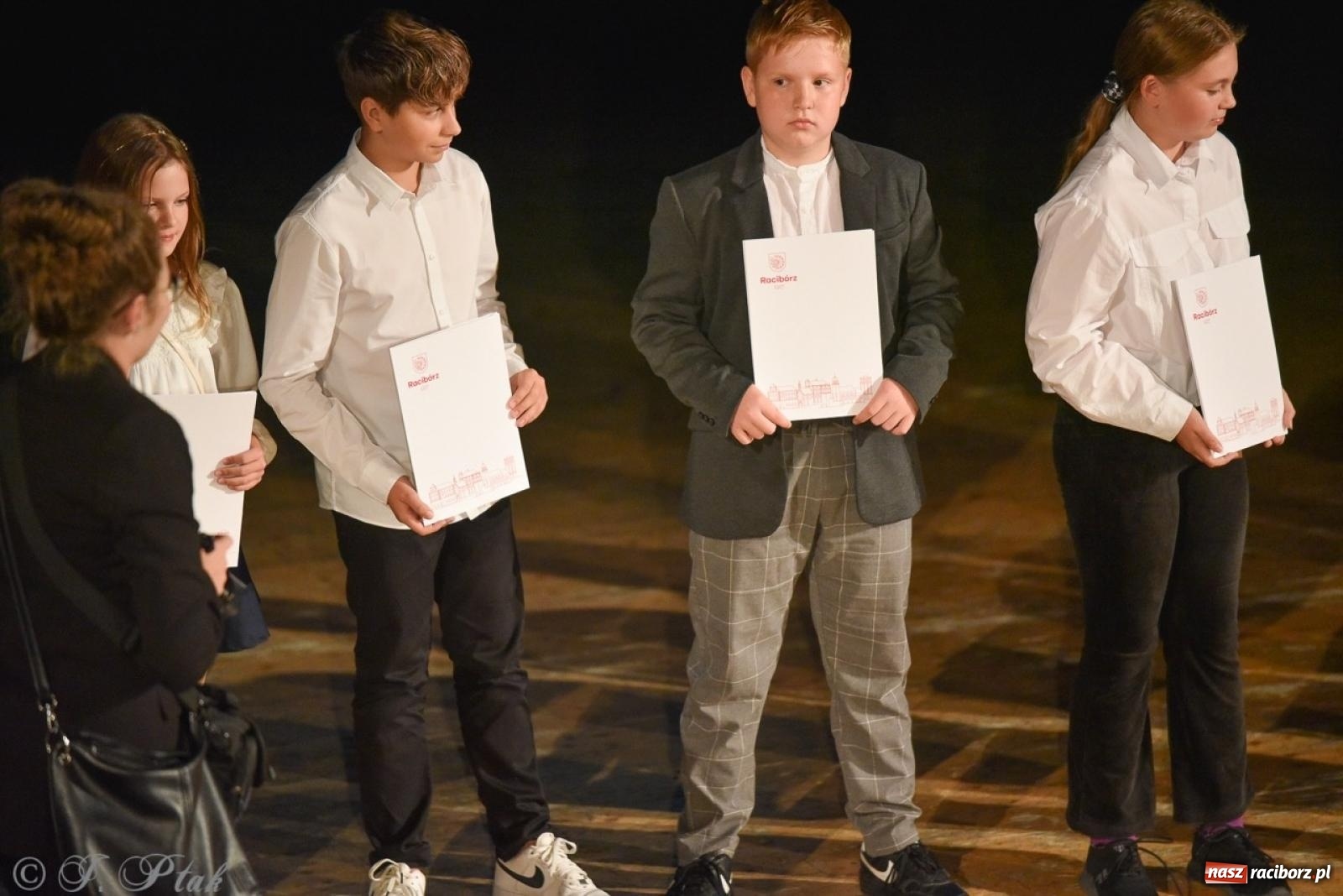 Zdjęcie w galerii na portalu naszraciborz.pl: Ponad dwustu uhonorowanych. Wręczono raciborskie stypendia za wyniki w nauce [FOTO] wiadomości z regionu