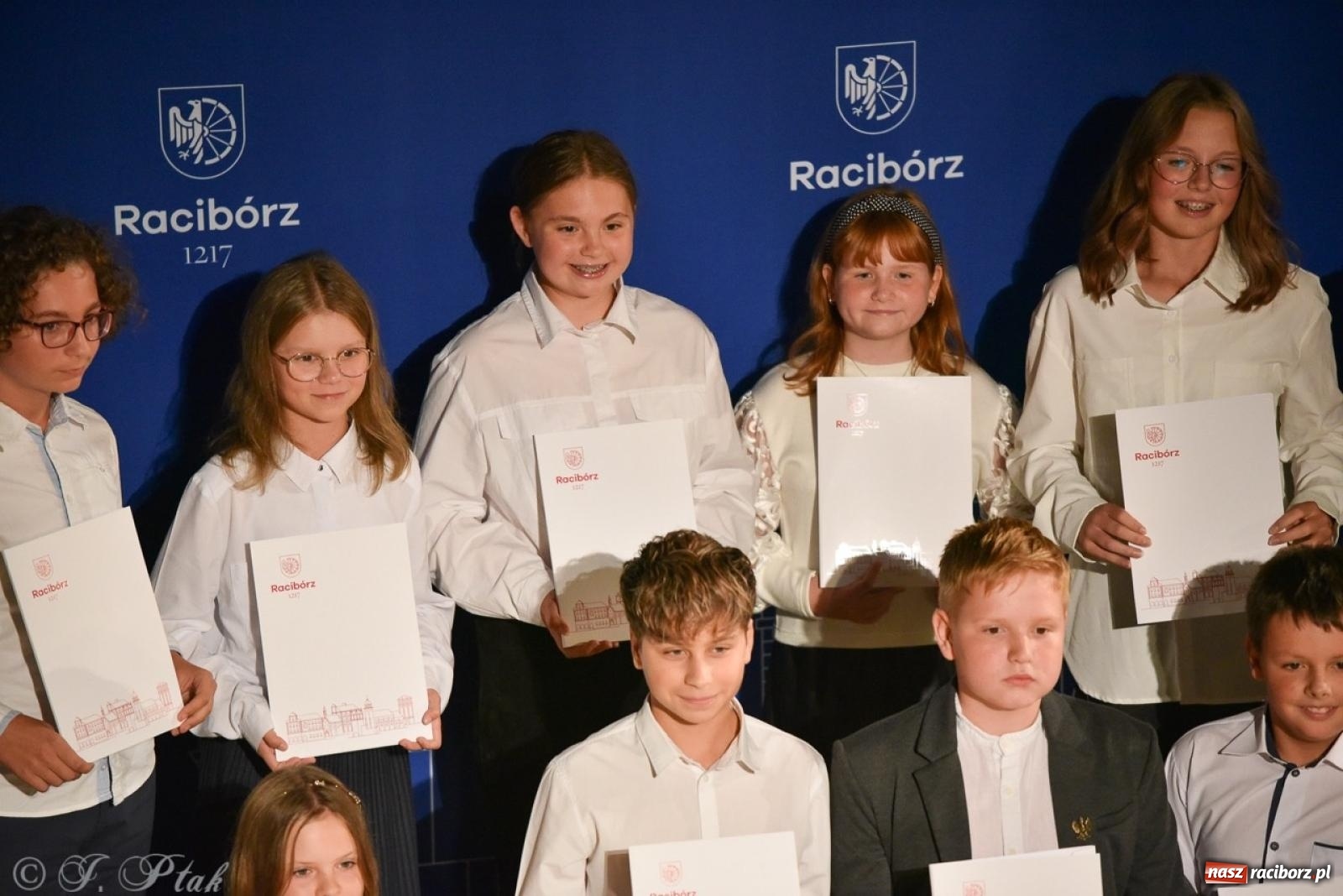 Zdjęcie w galerii na portalu naszraciborz.pl: Ponad dwustu uhonorowanych. Wręczono raciborskie stypendia za wyniki w nauce [FOTO] wiadomości z regionu