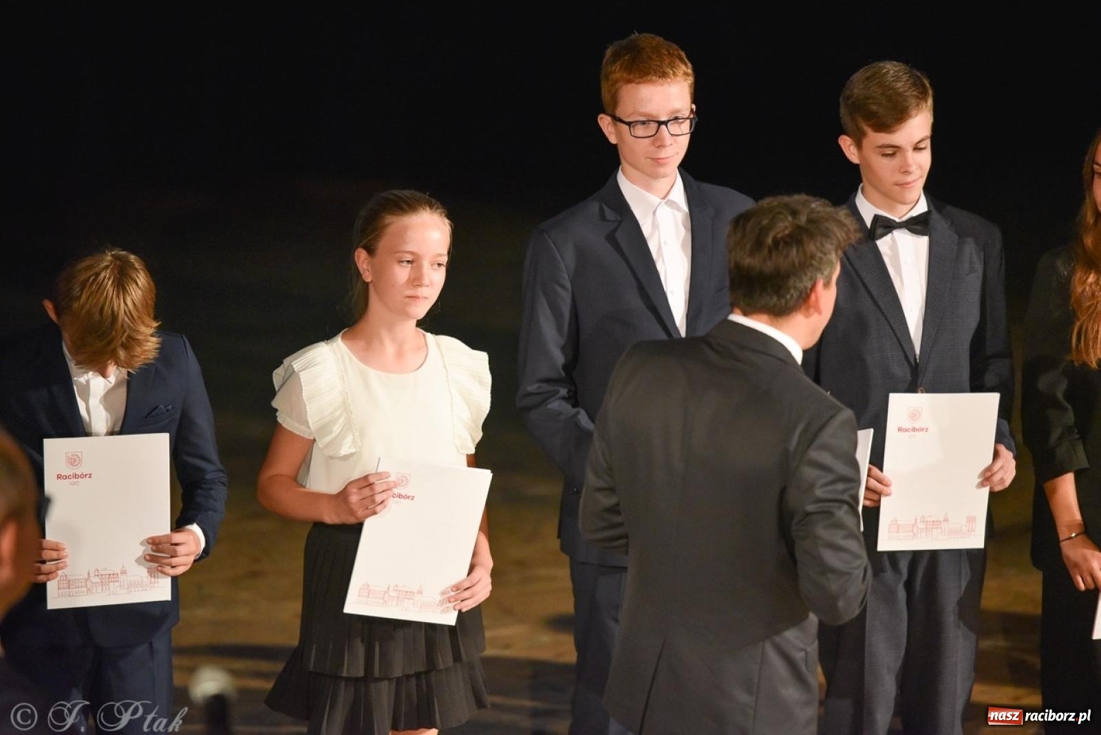 Zdjęcie w galerii na portalu naszraciborz.pl: Ponad dwustu uhonorowanych. Wręczono raciborskie stypendia za wyniki w nauce [FOTO] wiadomości z regionu