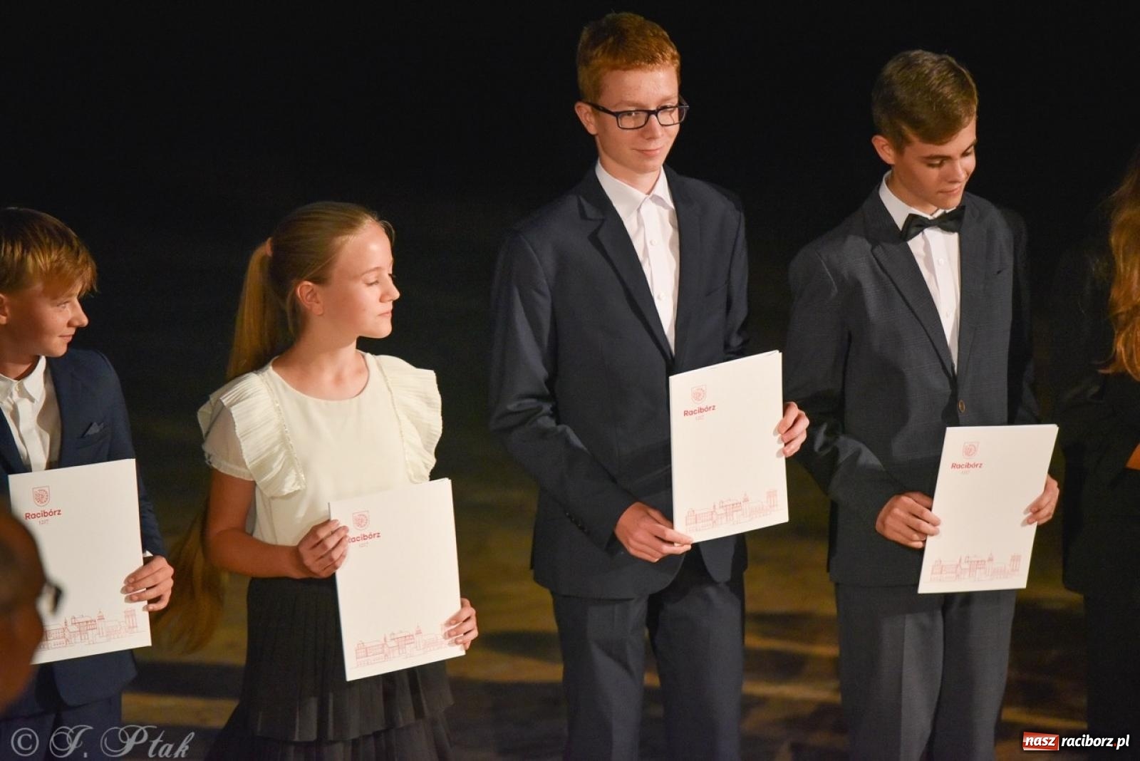 Zdjęcie w galerii na portalu naszraciborz.pl: Ponad dwustu uhonorowanych. Wręczono raciborskie stypendia za wyniki w nauce [FOTO] wiadomości z regionu