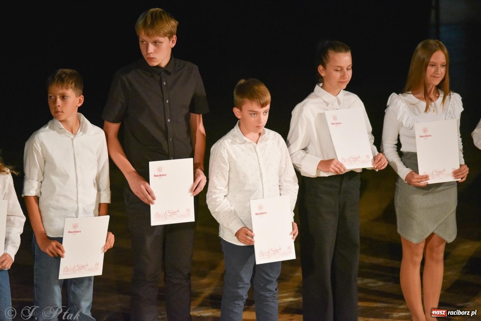 Zdjęcie w galerii na portalu naszraciborz.pl: Ponad dwustu uhonorowanych. Wręczono raciborskie stypendia za wyniki w nauce [FOTO] wiadomości z regionu