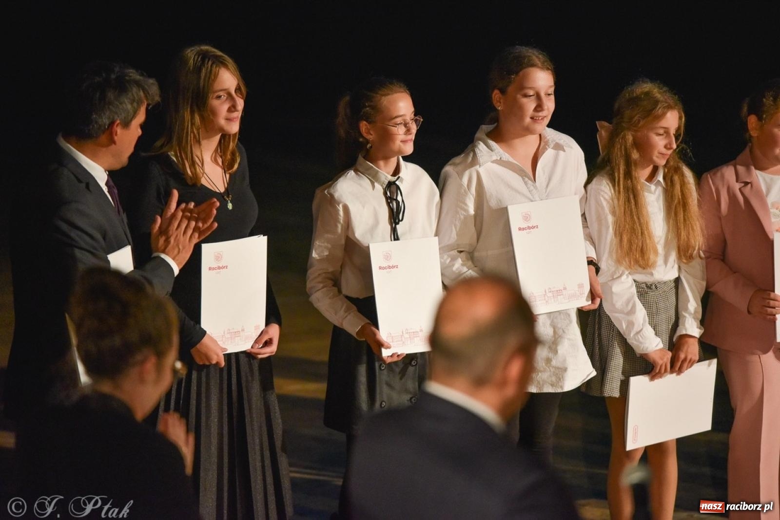 Zdjęcie w galerii na portalu naszraciborz.pl: Ponad dwustu uhonorowanych. Wręczono raciborskie stypendia za wyniki w nauce [FOTO] wiadomości z regionu