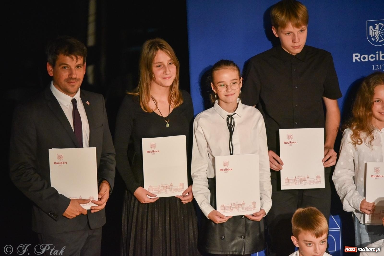 Zdjęcie w galerii na portalu naszraciborz.pl: Ponad dwustu uhonorowanych. Wręczono raciborskie stypendia za wyniki w nauce [FOTO] wiadomości z regionu