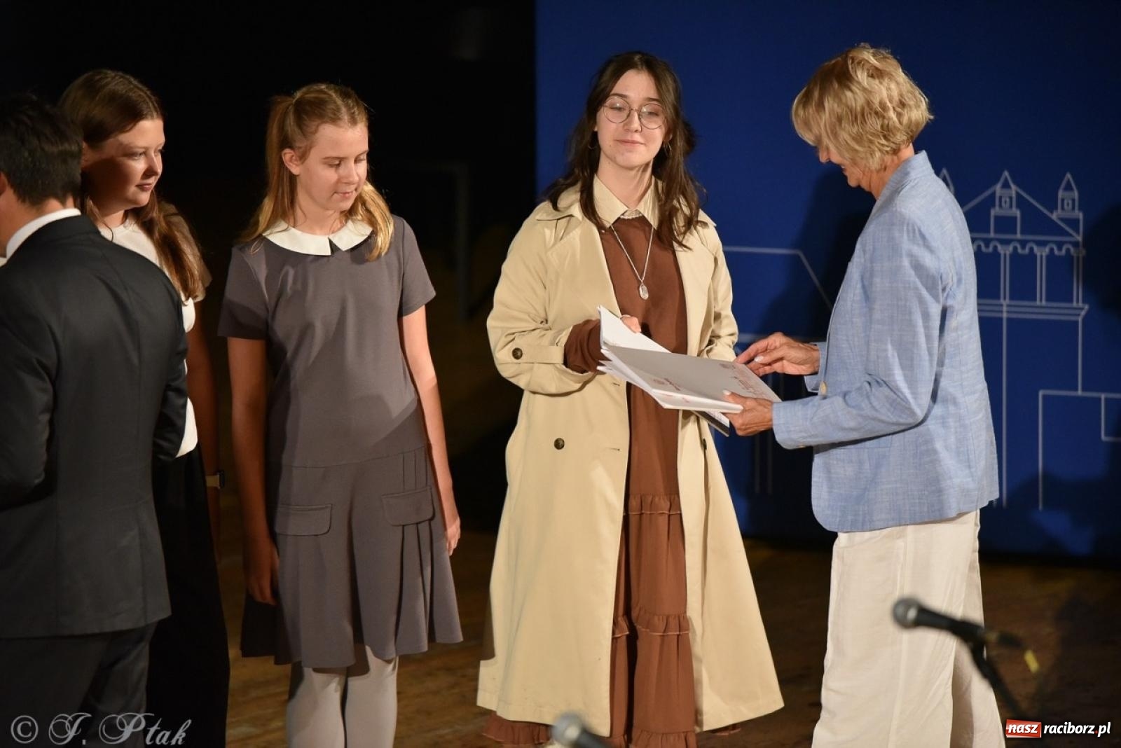 Zdjęcie w galerii na portalu naszraciborz.pl: Ponad dwustu uhonorowanych. Wręczono raciborskie stypendia za wyniki w nauce [FOTO] wiadomości z regionu