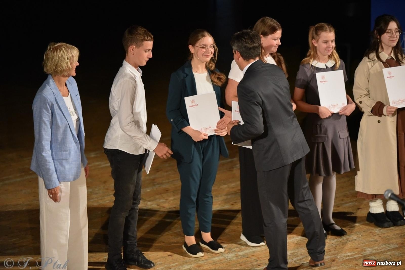 Zdjęcie w galerii na portalu naszraciborz.pl: Ponad dwustu uhonorowanych. Wręczono raciborskie stypendia za wyniki w nauce [FOTO] wiadomości z regionu