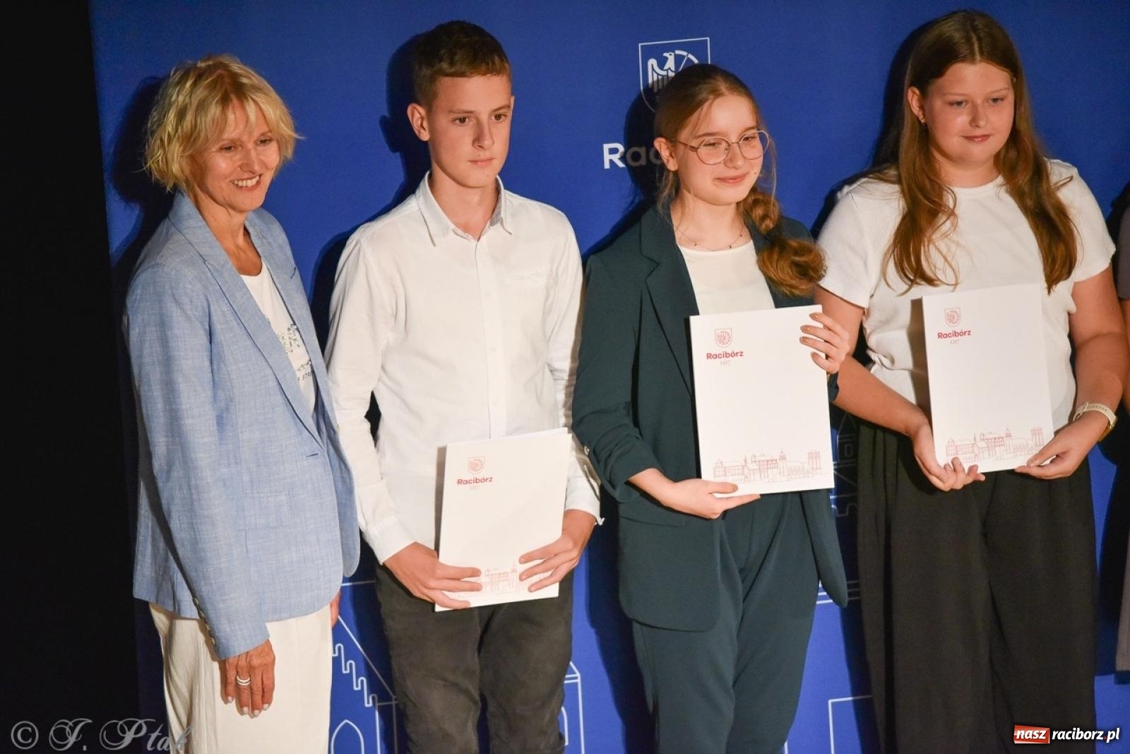 Zdjęcie w galerii na portalu naszraciborz.pl: Ponad dwustu uhonorowanych. Wręczono raciborskie stypendia za wyniki w nauce [FOTO] wiadomości z regionu
