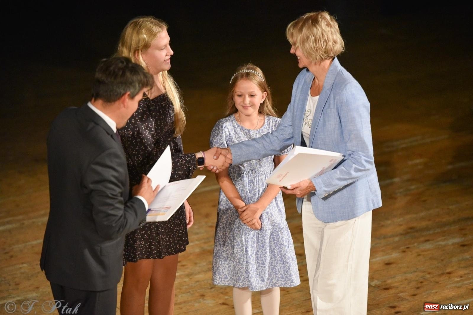 Zdjęcie w galerii na portalu naszraciborz.pl: Ponad dwustu uhonorowanych. Wręczono raciborskie stypendia za wyniki w nauce [FOTO] wiadomości z regionu