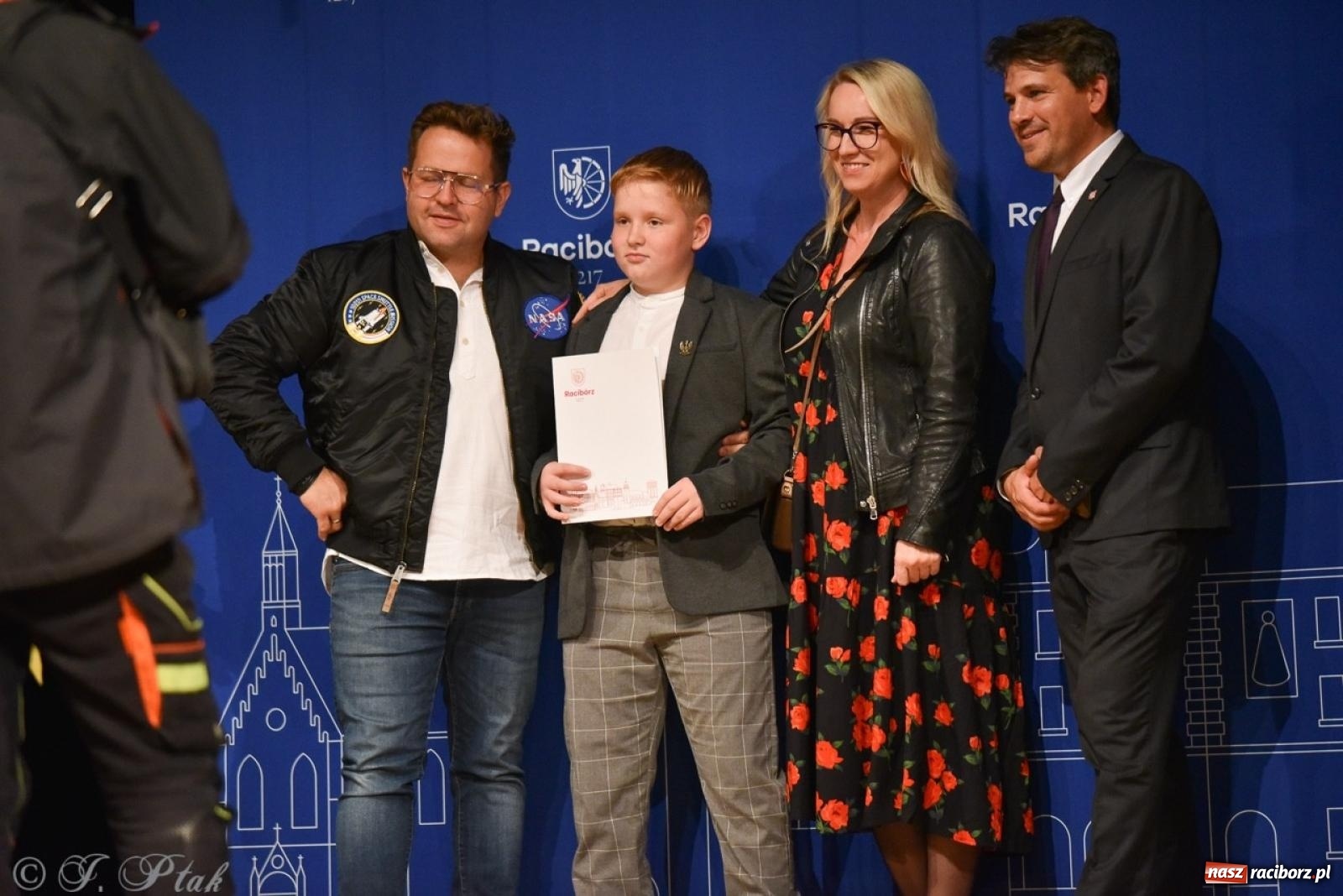 Zdjęcie w galerii na portalu naszraciborz.pl: Ponad dwustu uhonorowanych. Wręczono raciborskie stypendia za wyniki w nauce [FOTO] wiadomości z regionu