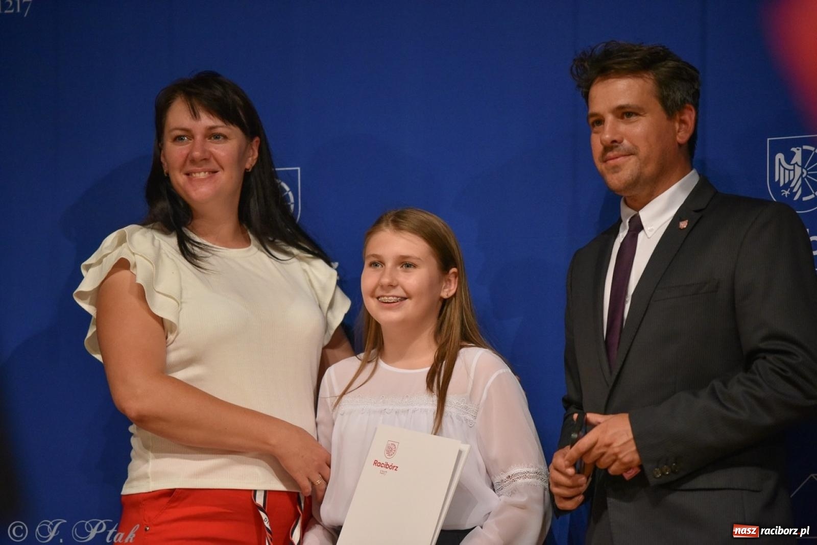Zdjęcie w galerii na portalu naszraciborz.pl: Ponad dwustu uhonorowanych. Wręczono raciborskie stypendia za wyniki w nauce [FOTO] wiadomości z regionu