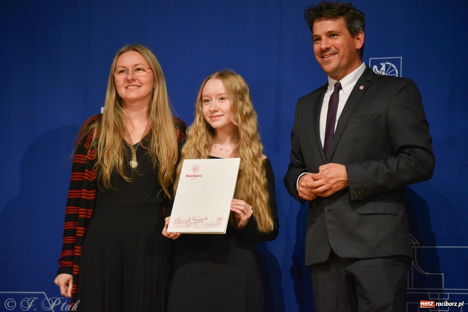Zdjęcie w galerii na portalu naszraciborz.pl: Ponad dwustu uhonorowanych. Wręczono raciborskie stypendia za wyniki w nauce [FOTO] wiadomości z regionu