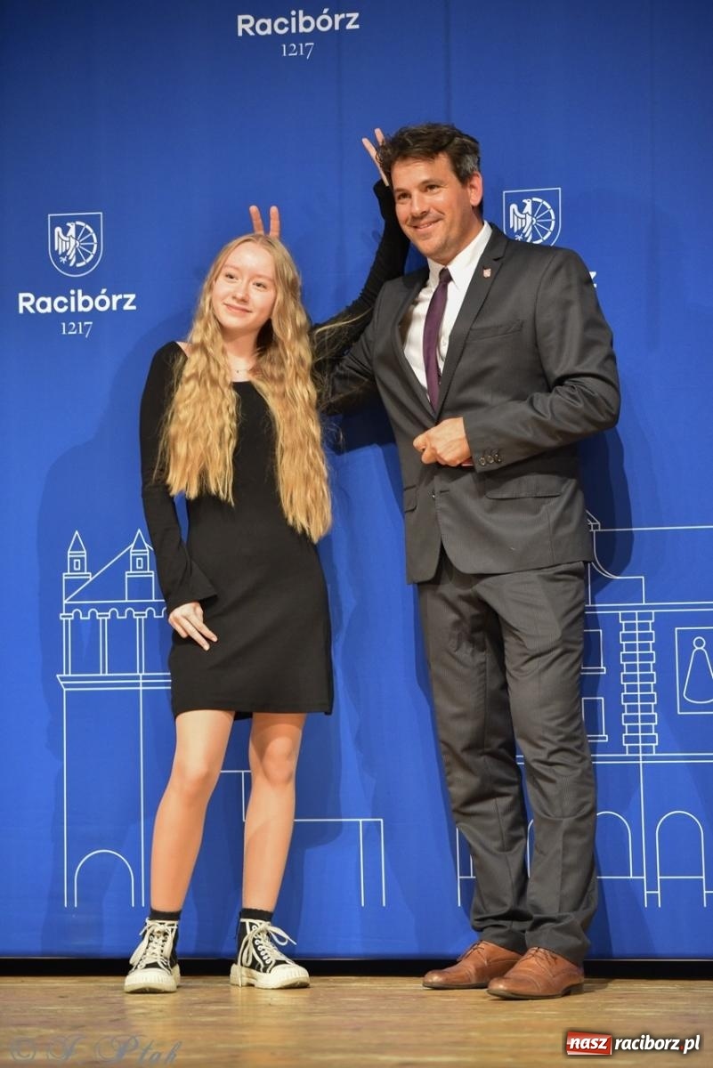 Zdjęcie w galerii na portalu naszraciborz.pl: Ponad dwustu uhonorowanych. Wręczono raciborskie stypendia za wyniki w nauce [FOTO] wiadomości z regionu
