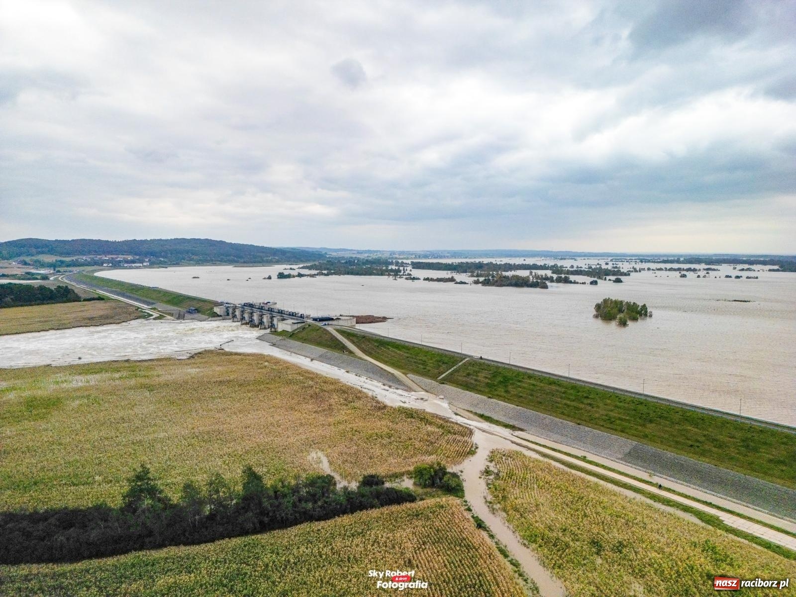 Zdjęcie w galerii na portalu naszraciborz.pl: Im więcej wody w zbiorniku, tym większy strach. Co przewidują scenariusze na najbliższe dni? wiadomości z regionu