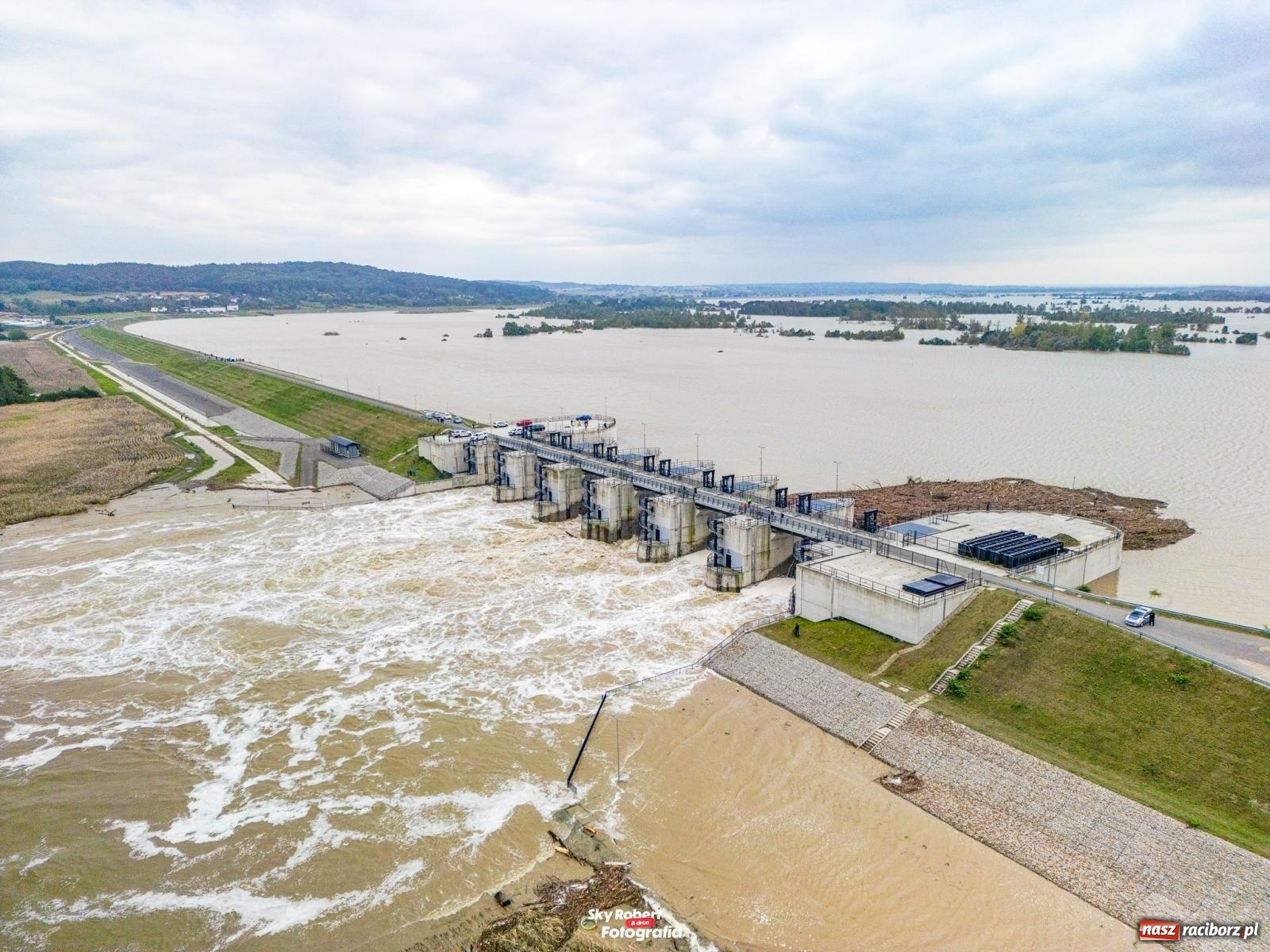 Zdjęcie w galerii na portalu naszraciborz.pl: Im więcej wody w zbiorniku, tym większy strach. Co przewidują scenariusze na najbliższe dni? wiadomości z regionu